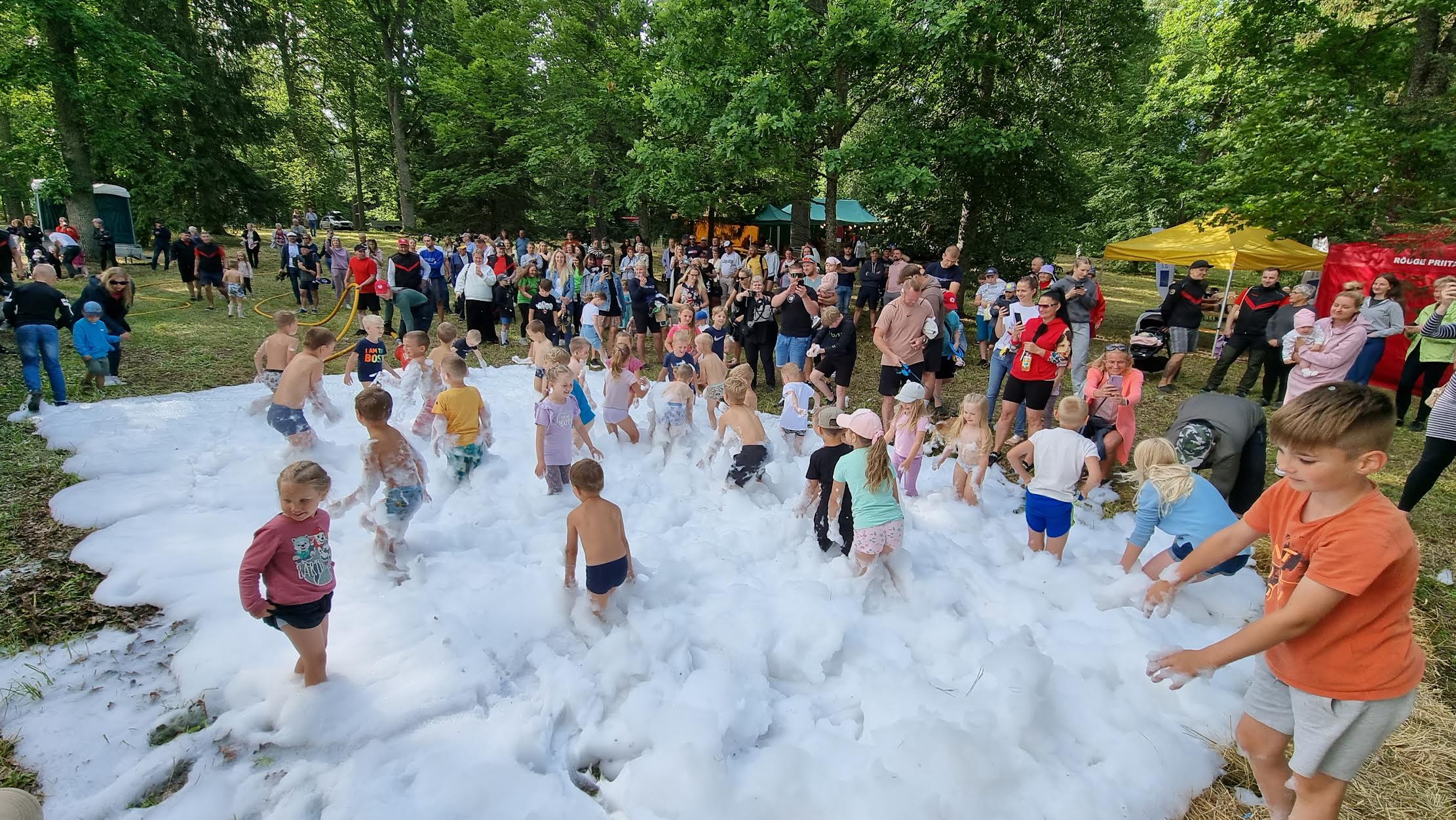 Rõuge priitahtlike pritsimeeste käraja tõmbenumber oli vahuala  lastele, kus sai kustutusvahu sees möllata. Foto: JAANUS MARK