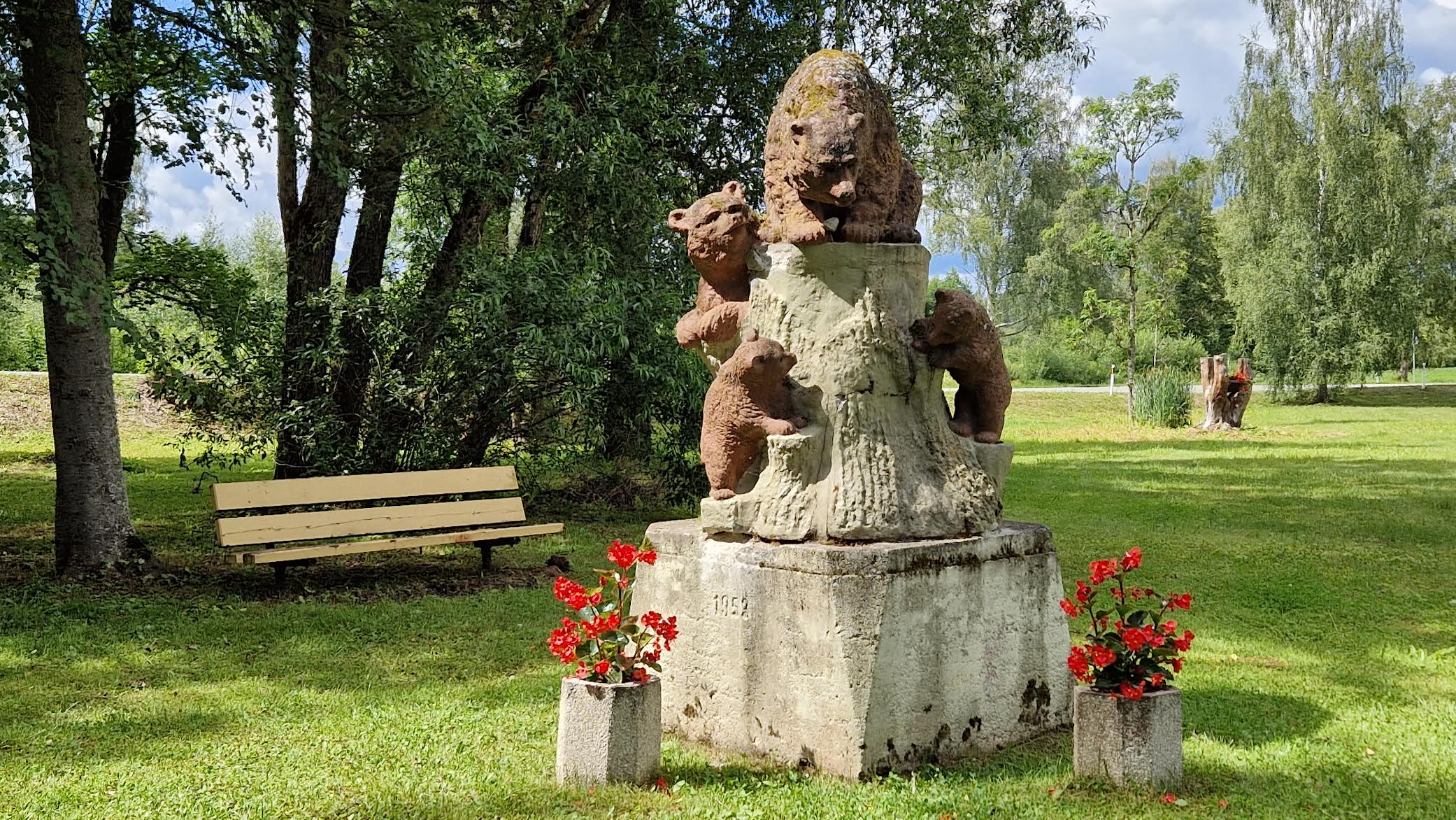 Veel reede lõunaajalgi tunnistas kurba vahejuhtumit Mõnistes kolme karu skulptuuri juures asuval pingil olev vereplekk. Kuju juurde oli süüdatud leinaküünal. FOTO: Aigar Nagel