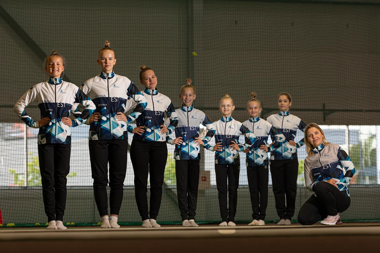 Marta Ruthe (vasakult), Karoliine Lakur, Mariliis Tuvike, Lisete Ilves, Scarlet Juhansoo, Marion Veski ja Annabel Ott koos treener Eliise Abeliga teisipäeva õhtul Võru spordikeskuses toimunud trennis. Tüdrukutel on seljas uhked spetsiaalselt Eesti esindamiseks soetatud koondise pusad. Foto: AIGAR NAGEL