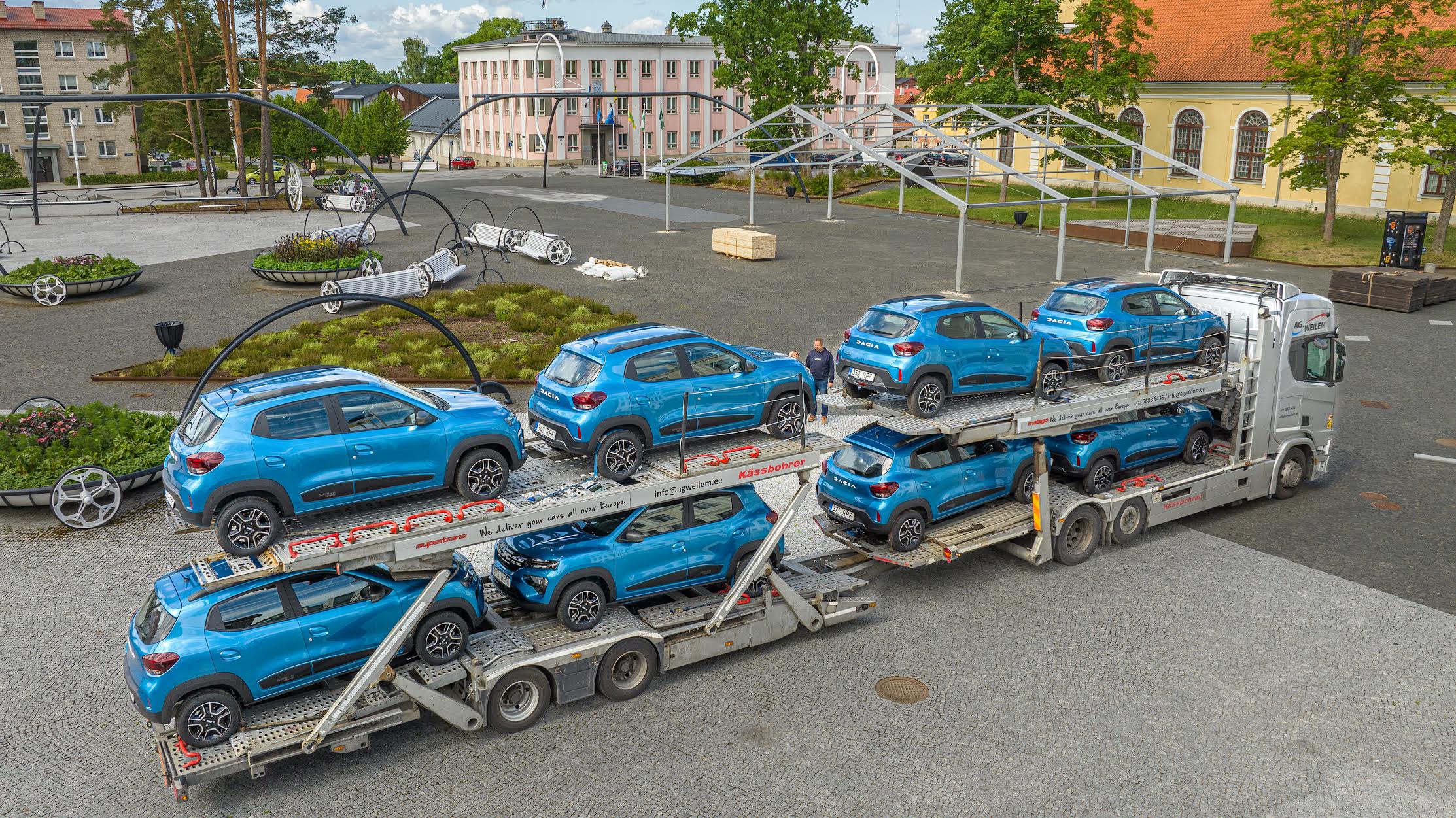 Võru Nöörimaa tugikodu sotsiaaltöötajate uued elektri Daciad saabusid keskväljakule juba treileril. Fotod: AIGAR NAGEL