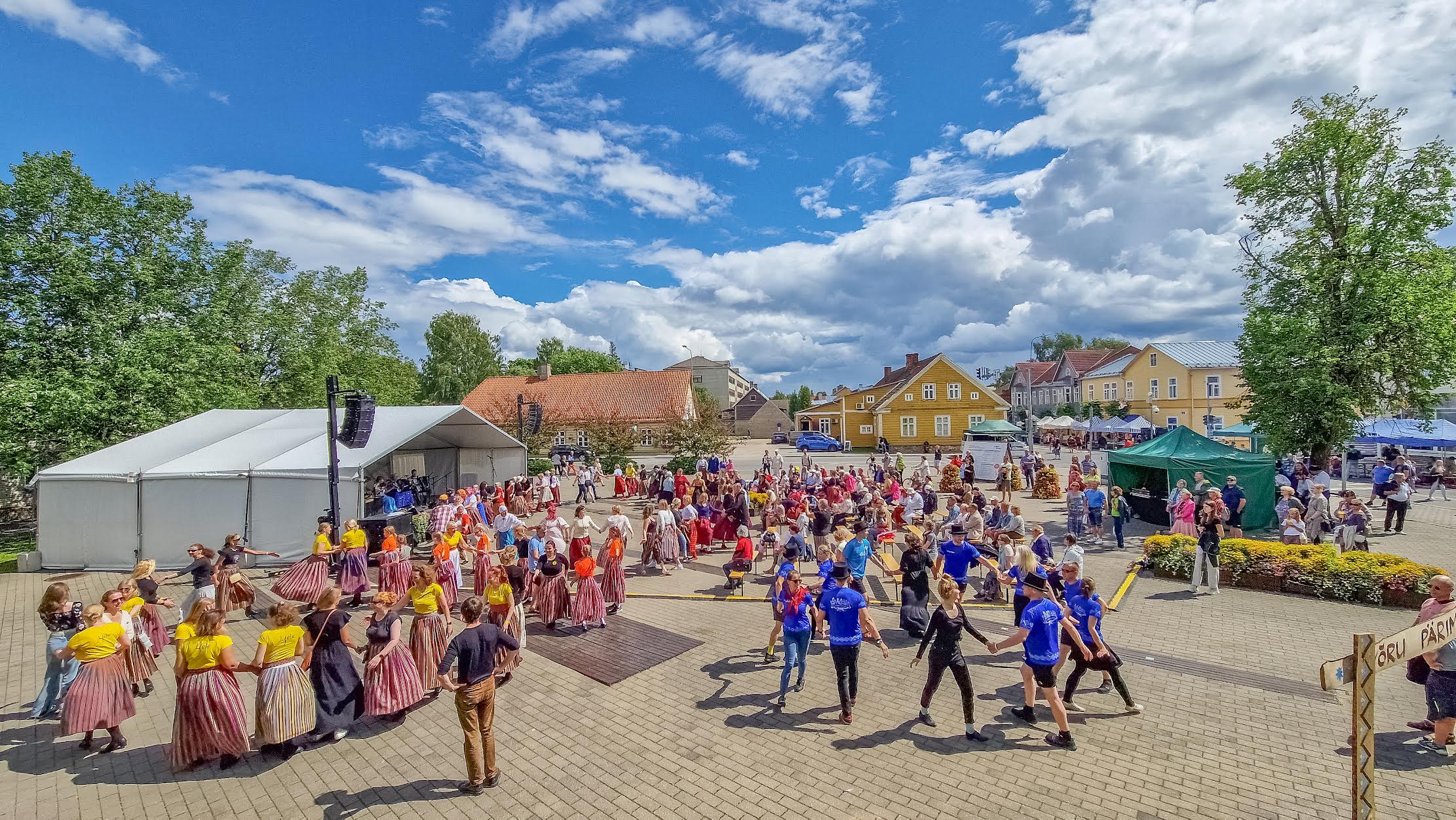 Pärimustantsu festivalil keerutati jalga ja õpiti uusi tantse 24 tundi jutti. Foto: AIGAR NAGEL