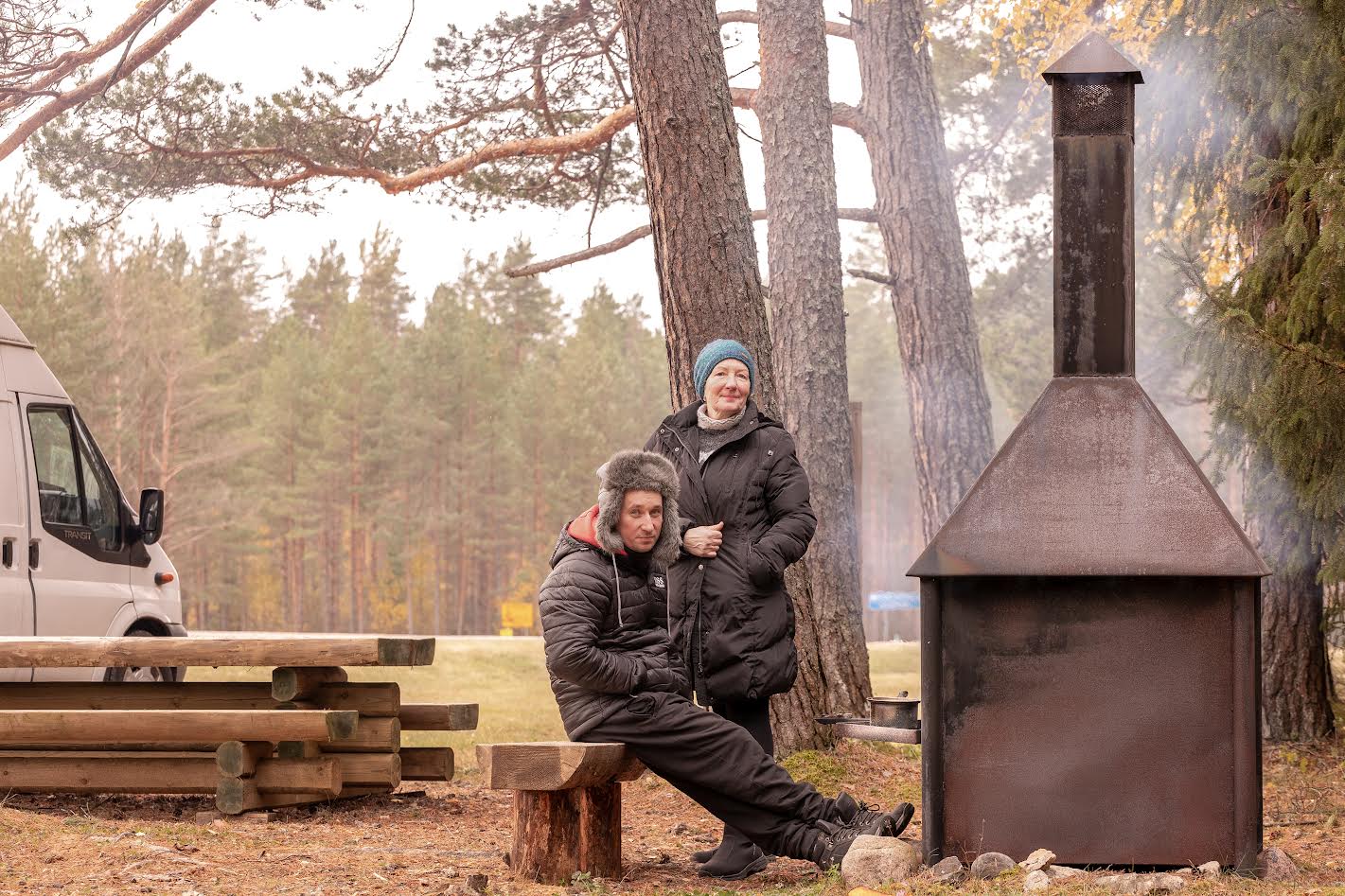 Tööstuskaubaga kaupleja Lea Haugas ning toitlustust pakkuv Urmo Urho neljapäeva lõuna ajal Lindora RMK alal ootamas südaööd, mil on ametlik luba asuda müügiplatsile. Foto: AIGAR NAGEL 