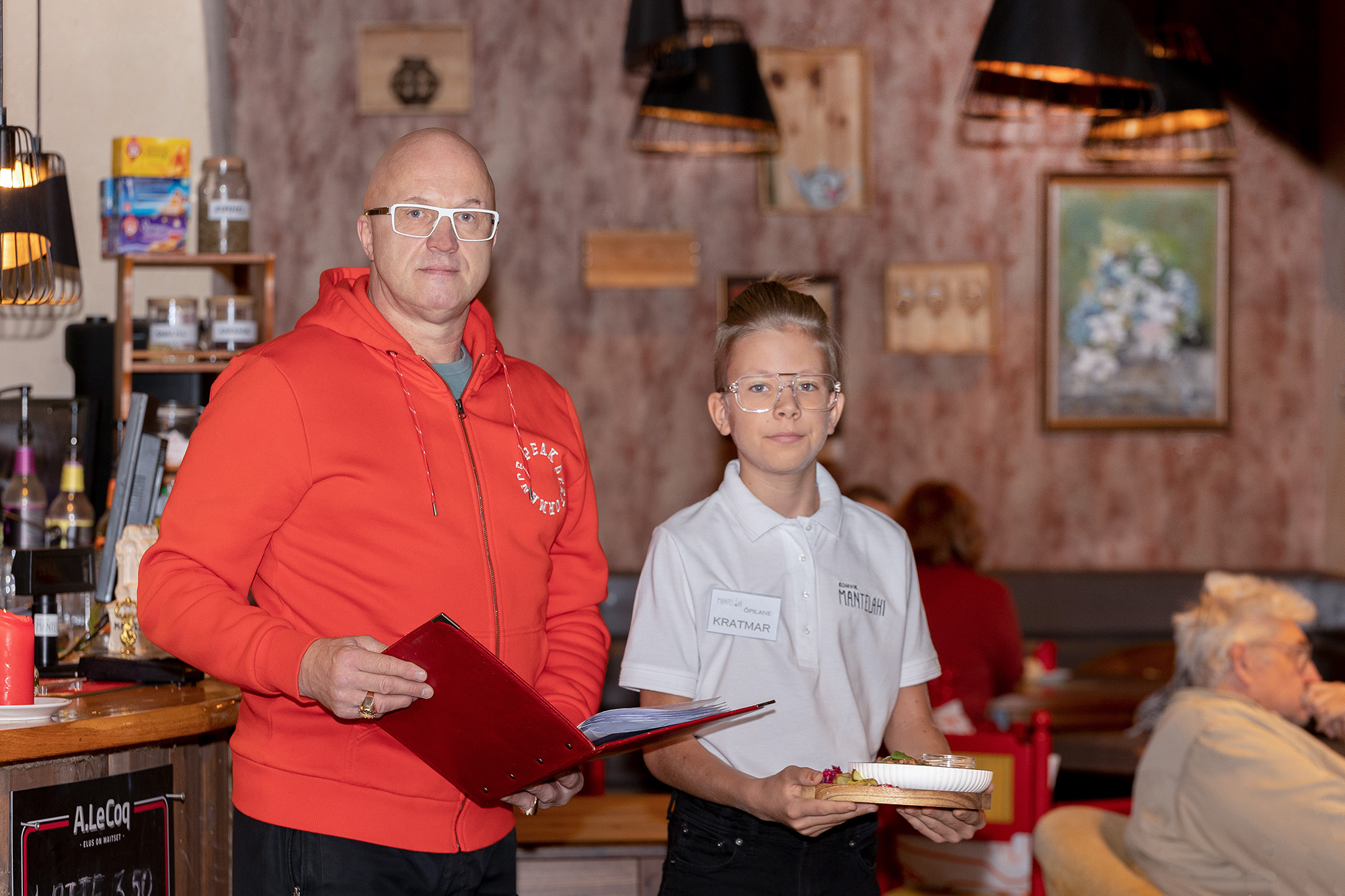 Margus Müürsepale on kohviku Mantelahi tegemistes sageli abiks poeg Kratmar. Foto: AIGAR NAGEL