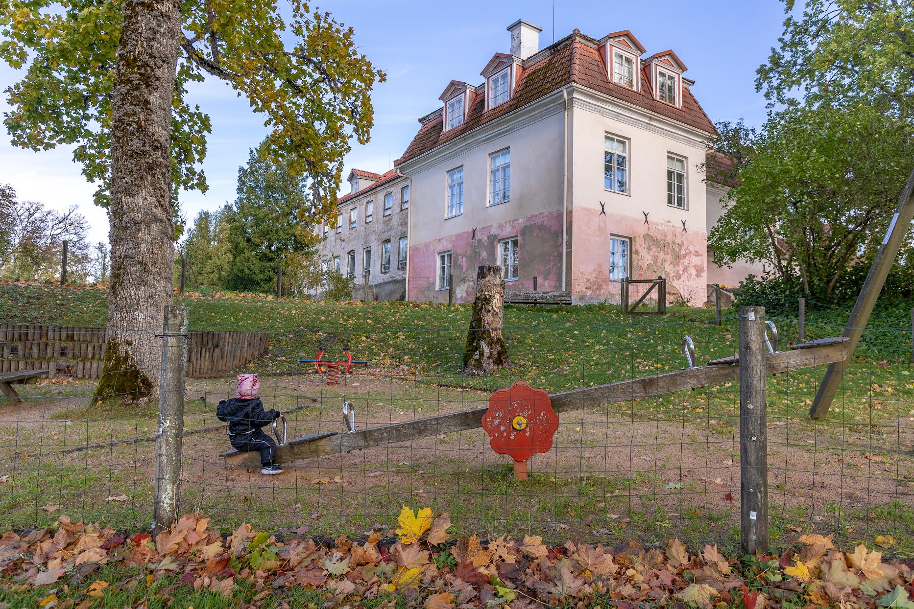 Rogosi mõisas asuva Ruusmäe lasteaiarühma õueala piirdeaed on amortiseerunud. Uue ehitamist plaanitakse alustada juba järgmisel kuul. Milline aed tuleb, sõltub kogutud annetuste summast. Foto: AIGAR NAGEL