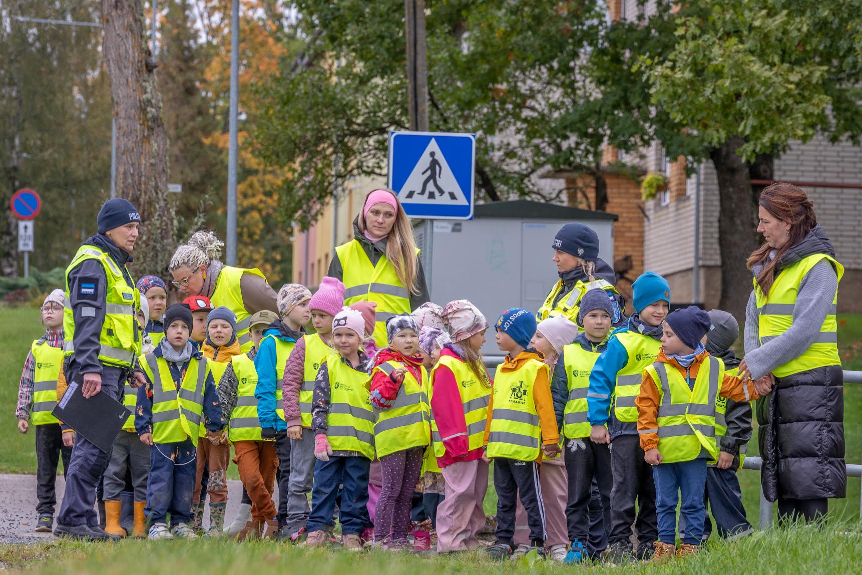 Rukkilille lasteaia Pääsupesa rühma ning Lõopesa rühma 26 koolieelikut tegid Väimela alevikus pooletunnise tiiru, mille käigus tuletati meelde vana ning õpiti uut. Saatjateks olid õpetajad Annika Tšerkassov (vasakul), Piret Jõõger ning Birgit Mägi (paremal) ja piirkonnapolitseinikud Katerina Saaremets (vasakul) ning Kerli Karavin. Fotod: AIGAR NAGEL