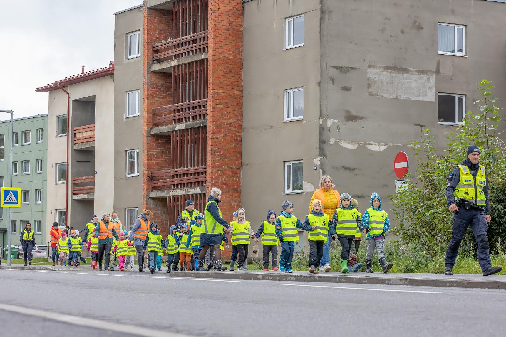 Sõlekese lasteaia koolieelikud õppisid liiklusohutust koos lasteaiaõpetajate ning projekti eestvedaja piirkonnapolitseiniku Elar Sariku, piirkonnapolitseiniku Inga Ploomi ja abipolitseiniku Kristi Kimalasega. FOTO: Aigar Nagel