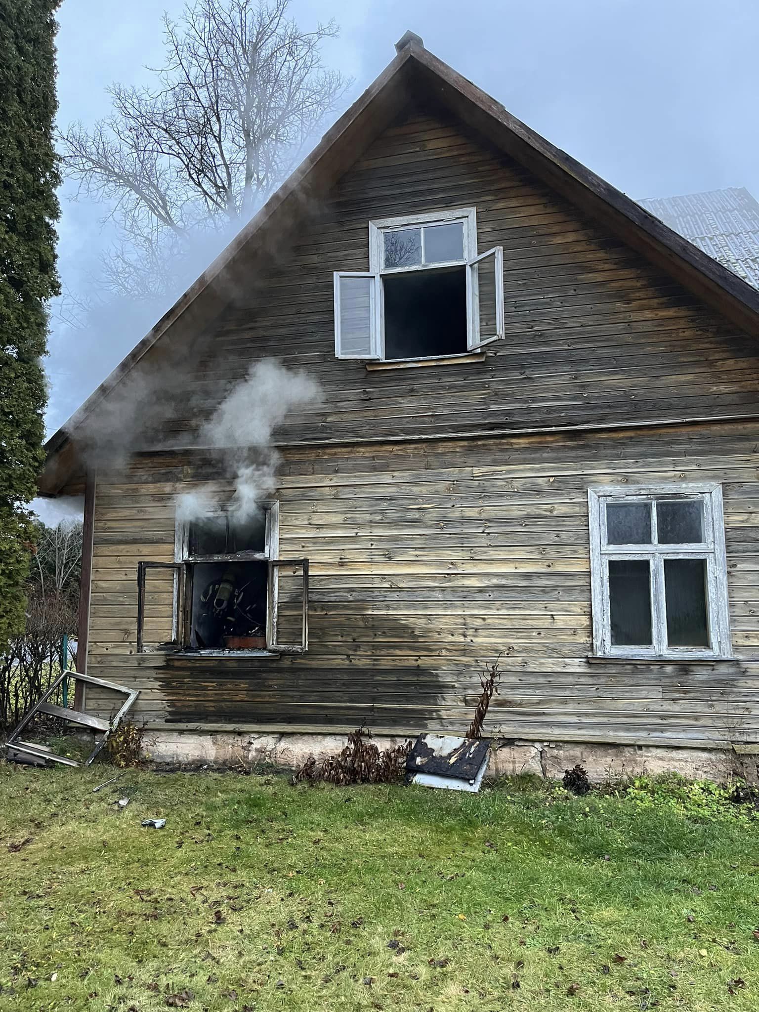 Antslas põles elumaja, päästjad tõid välja noormehe FOTO: Võru päästekomando