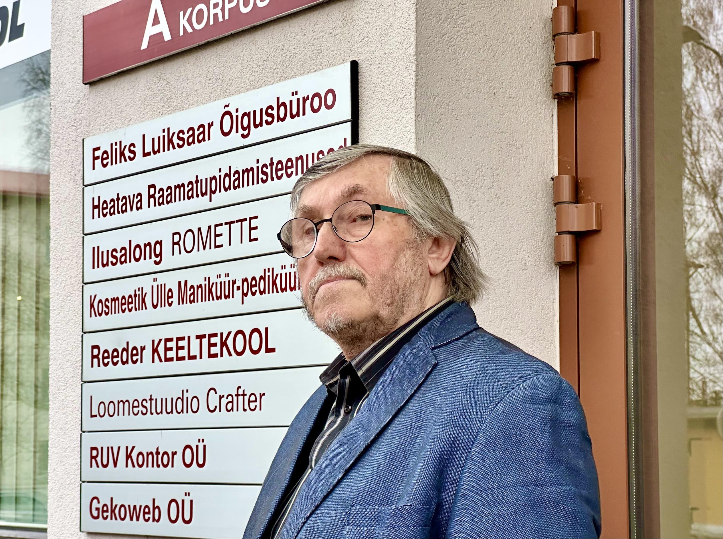 Feliks Luiksaar oma Lembitu 2a õigusbüroo ees, kus ta osutab õigusalast nõustamist, õigusdokumentide koostamist ja esindamist juba paarkümmend aastat. Fotod: KALEV ANNOM
