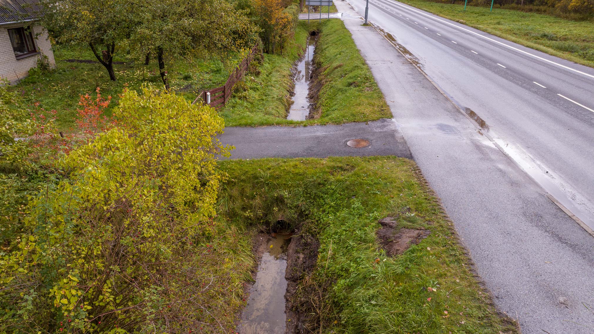 Suuremaid teehooldustöid oli Tallinna maantee sademevee kraavide puhastamine ja truupide läbipesemine. Foto: AIGAR NAGEL