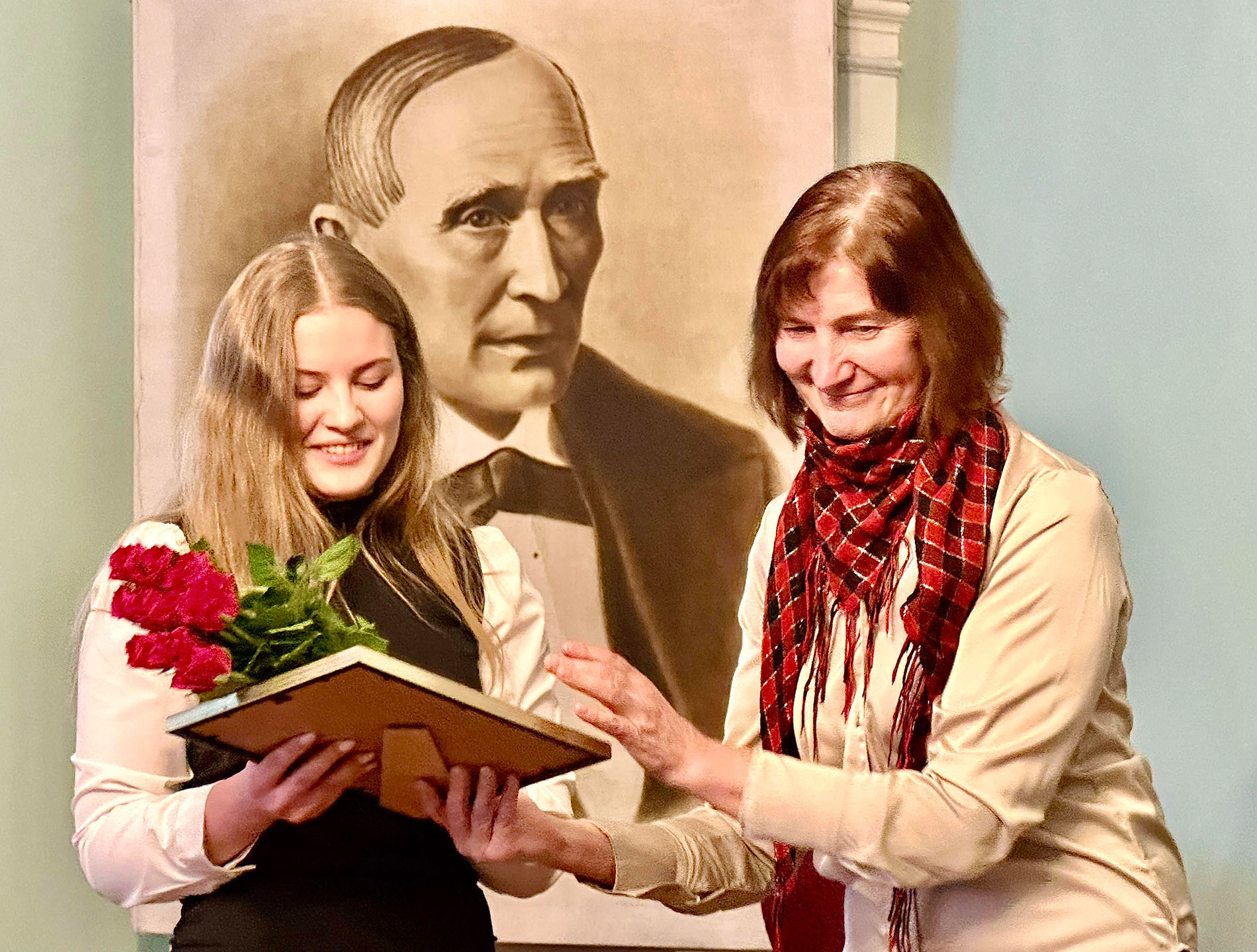 Kanepi gümnaasiumi õpilane Grete Miil ja klassijuhataja Rita Ziugand üleeile stipendiumi vastuvõtmisel. FOTO: Kalev Annom