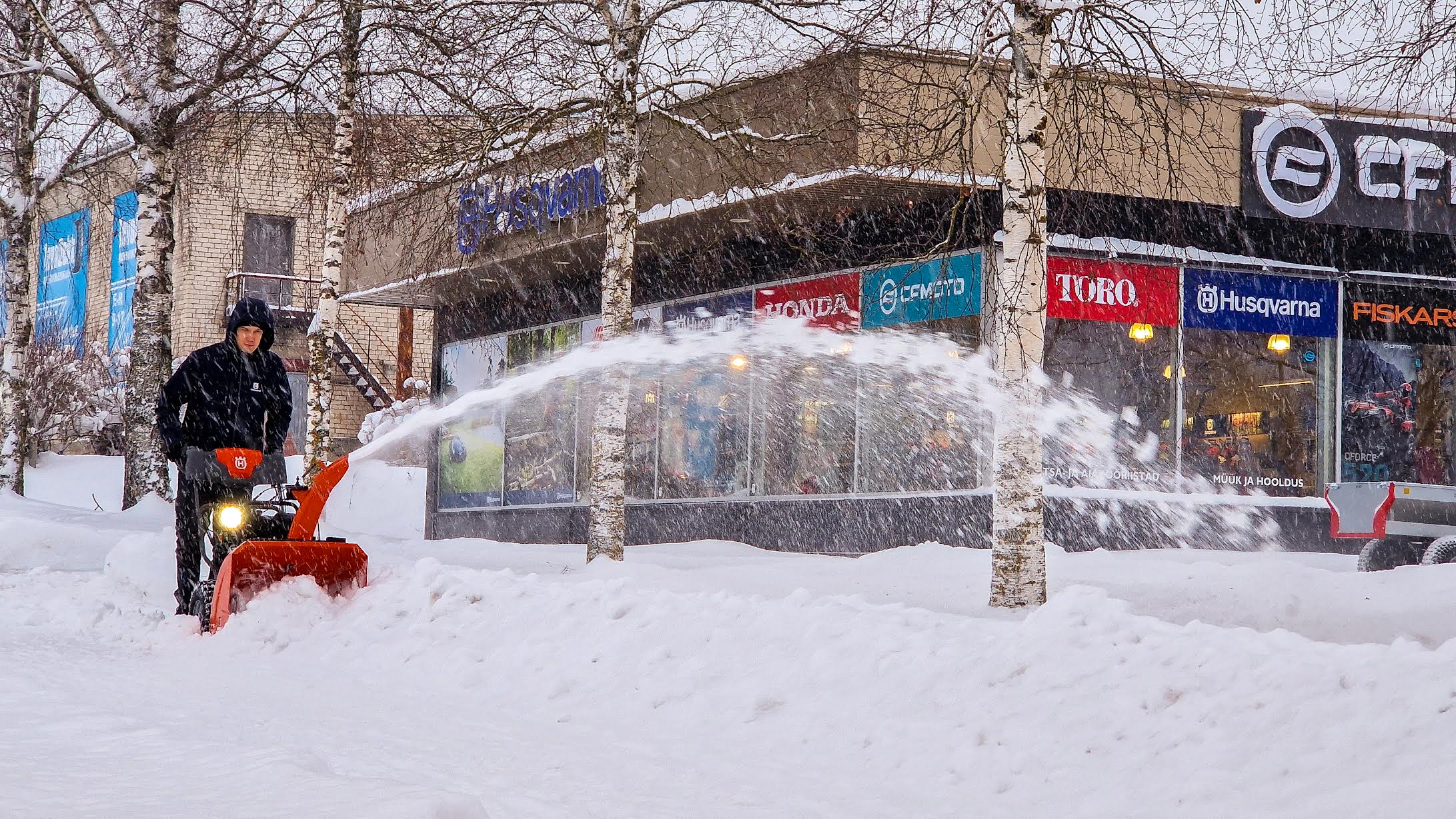 Lumepuhuril on võimalik juga suunata vajalikku suunda, see aparaat laotab lume ühtlaselt, kaugemale ja ei tekita lumevalle.