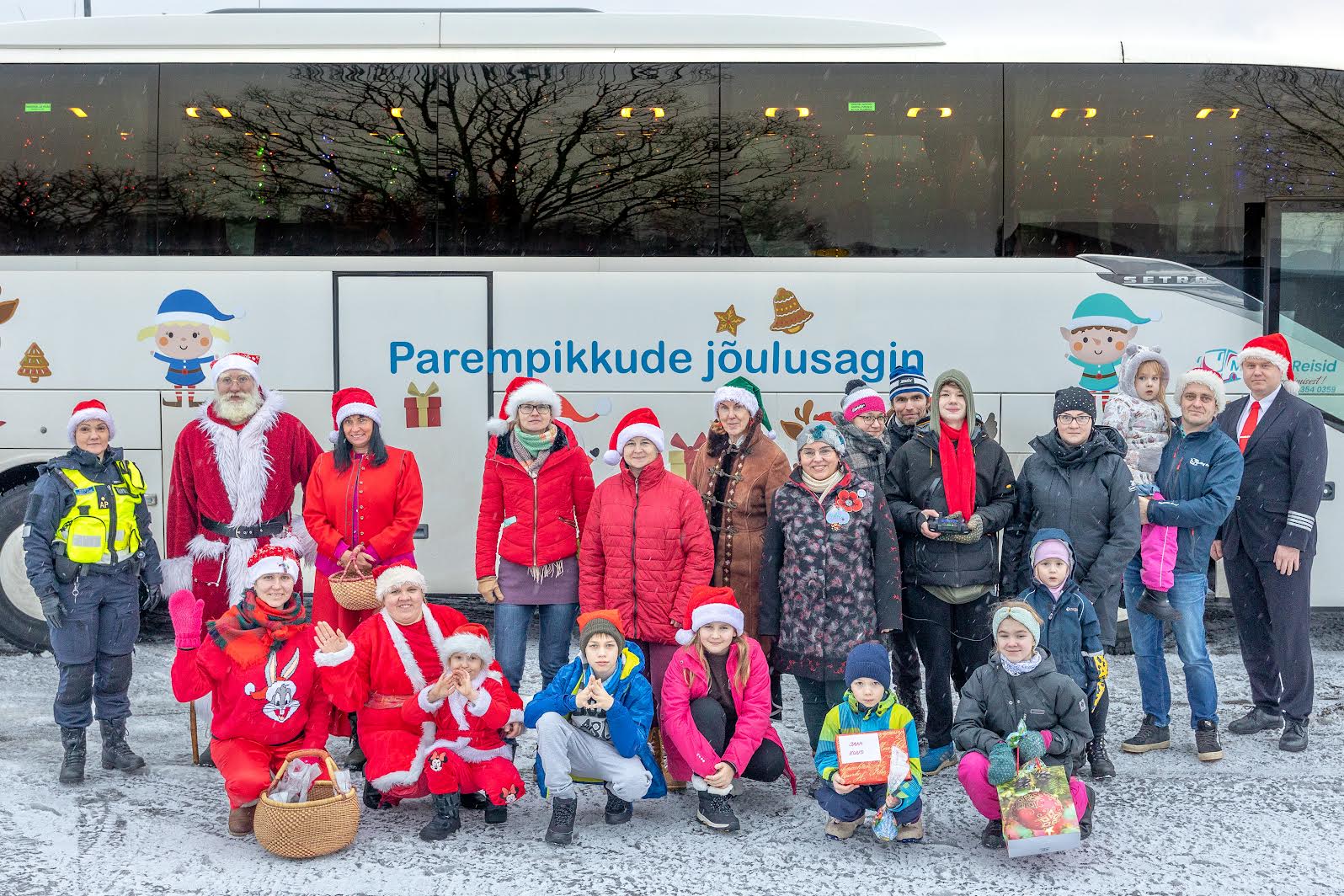 Parempikud kohtusid Rõuge rahvaga kella poole kolme paiku päeval, mil teekond oli jõudnud umbes poole peale. Jagati kinke, lauldi ning poseeriti fotograafile. FOTO: Aigar Nagel