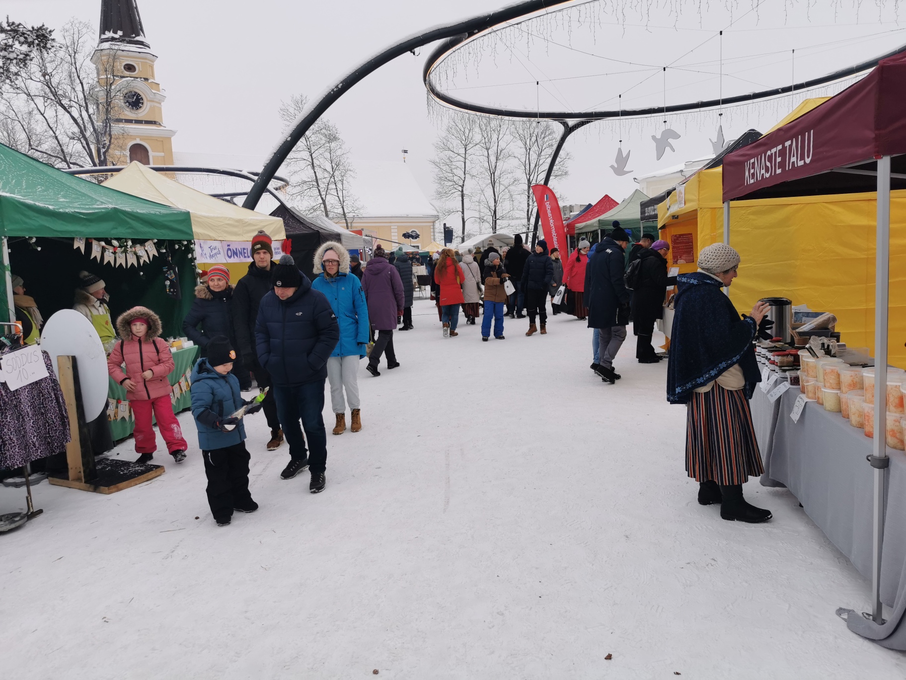 Paremal Kenaste Talu kapsasalati lett, kus anti hüva toidukõrvast lahkelt proovida. Vasakul oli natuke maad edasi ahvatlev telk, kus iga loos pidi võitma. FOTO: Kalev Vilgats