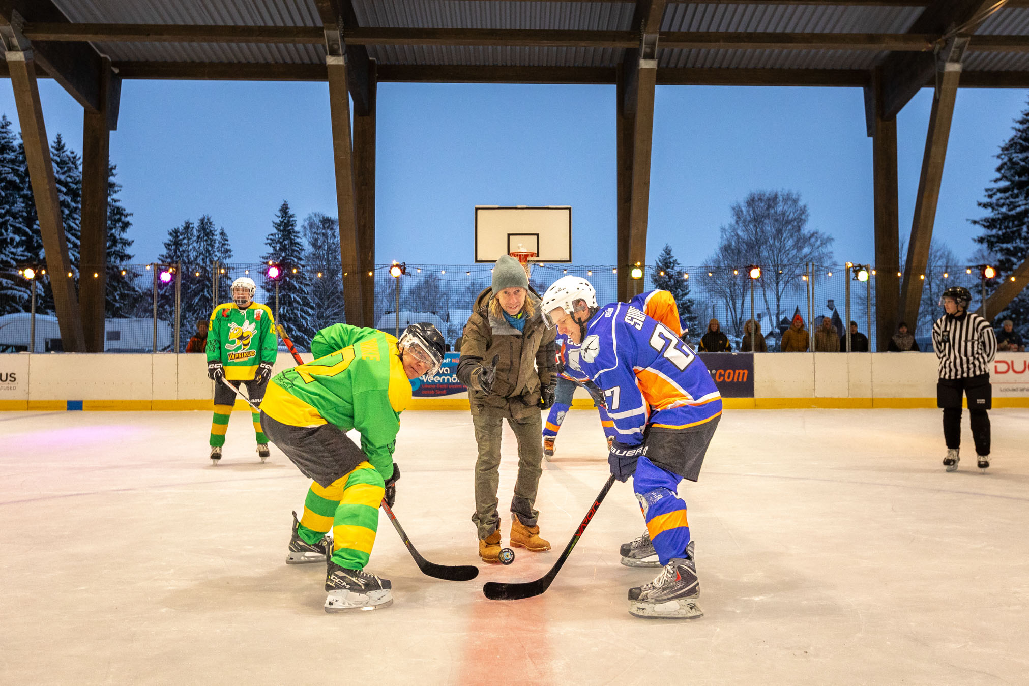 Avamisüritusel lausuti suured tänusõnad Vastseliina Vapsikute hokientusiastile Taavi Tuvikesele (vasakul), kes kõigest hoolimata kogukonnale nii olulise projekti läbi suutis suruda. Fotol koos Eesti Jäähokiliidu presidendi Rauno Parrasega (keskel) ja Janis Supega Kajnieku hokiklubist. Fotod: AIGAR NAGEL 