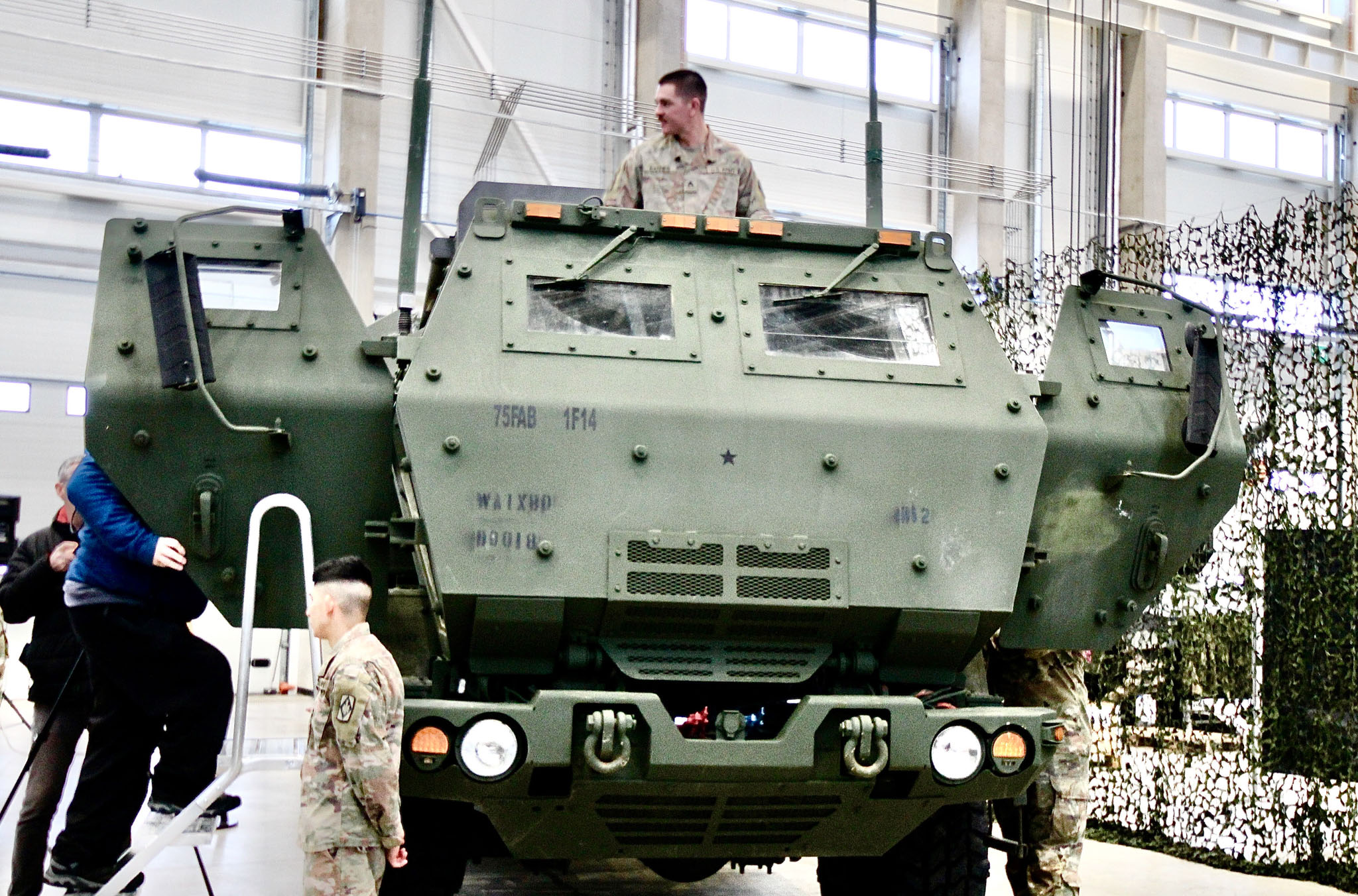 HIMARS suudab liikuda igasugustel teedel ja vajaduse korral ka maastikul. Veduki kõrgusest annab märku kaitseraua kõrgus, mis on väiksemat kasvu mehele peaaegu õlgadeni. FOTOD: Kalev Annom