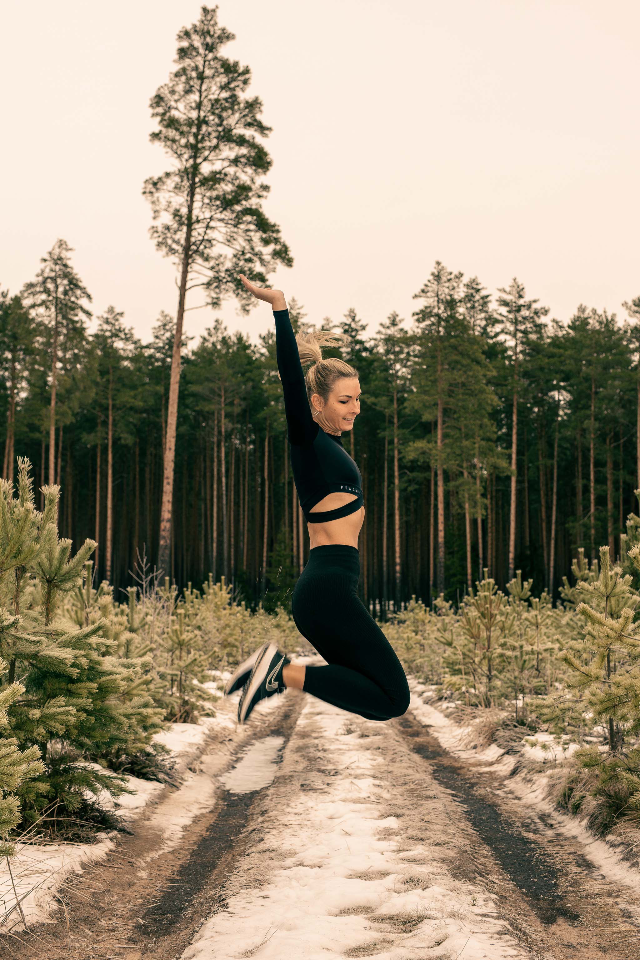 Kes veel ei ole igapäevast liikumist oma päevaplaani sisse harjutanud, sellele võiks liikumisaasta anda viimase tõuke. Liikuda võib nii siseruumides treenides kui ka vabas õhus. Miks mitte proovida mõlemat? Foto: AIGAR NAGEL