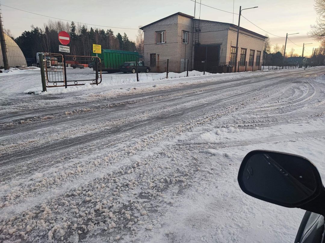 Antsla rahvas on nördinud Lusti lasteaiani viiva tee kehva olukorra pärast.  Vald selgitab, et tegu on kitsa ja keerulise teelõiguga, kus lumemass valgub  pärast lükkamist sõiduteelt kõnniteele ja vastupidi. Fotod: ERAKOGU