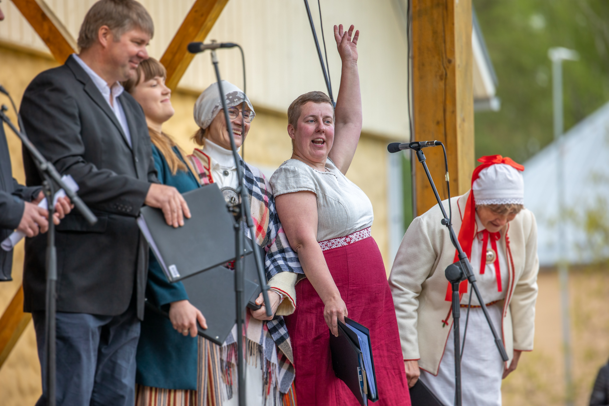 Kadri Laube (keskel) möödunud aastal maikuus toimunud Rõuge valla laulu- ja tantsupeol.  Foto: AIGAR NAGEL