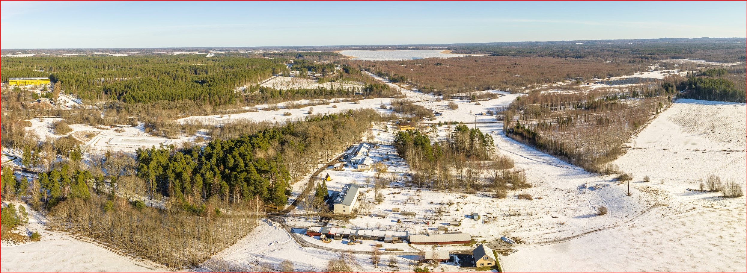 Sõmerpalu linnulennult. Pildi keskel Sõmerpalu lasteaed. Kollane hoone vasakul on Adrenalin Arena, taamal paremal Nursipalu. Näha on ka Vagula järv, mille taga Tamula ja Võru linn.  Foto: AIGAR NAGEL