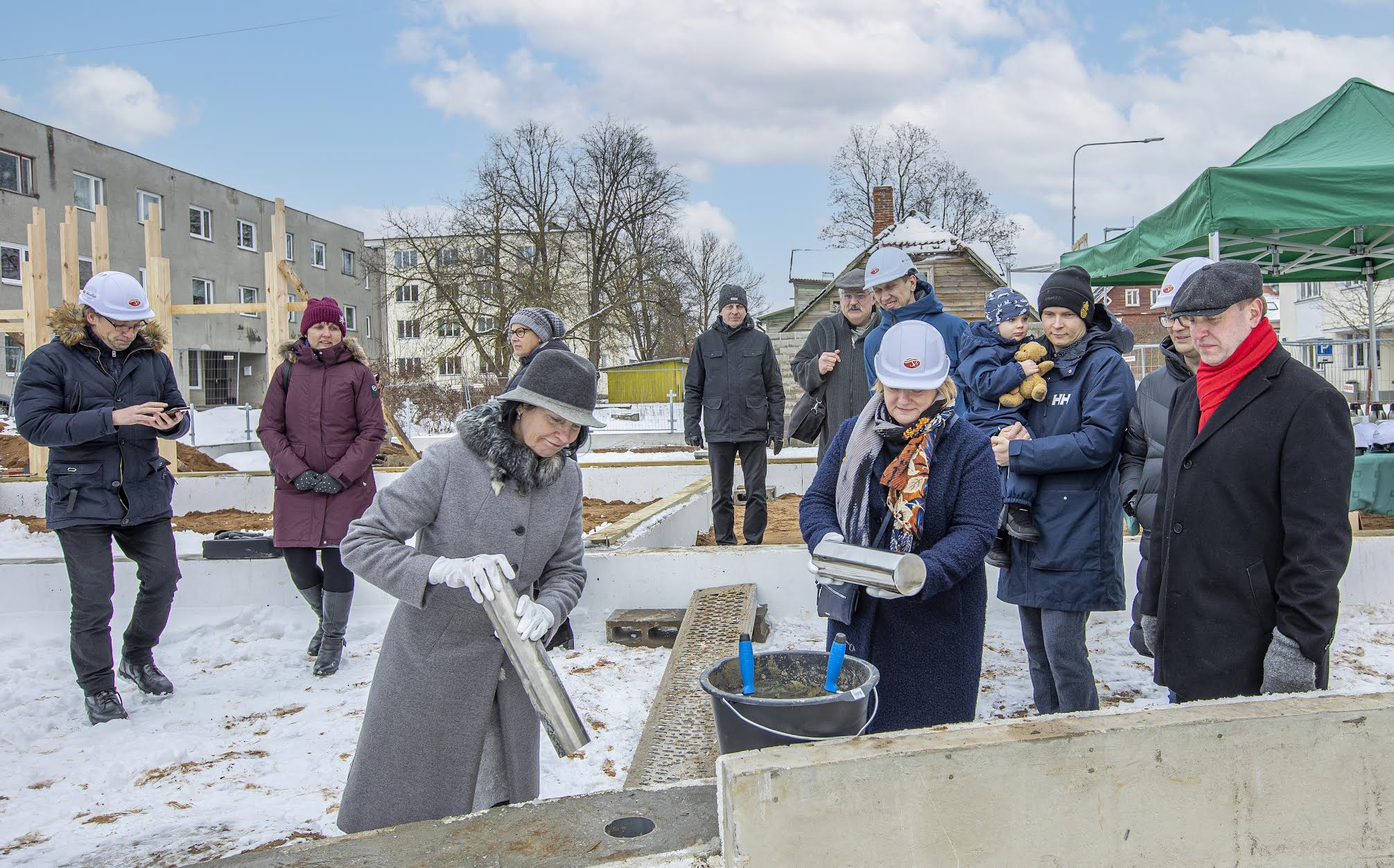 Järve kooli pikaajaline direktor Reet Kangro (vasakul) ajaloolise silindriga ja Järve kooli praegune direktor Maie Oppar (paremal) uue ajakapsliga nuregakivi panekul. Paremal on linnapea Anti Allas ja volikogu esimees Anti Haugas valmis kohe ulatama daamidele abikätt. Foto: AIGAR NAGEL