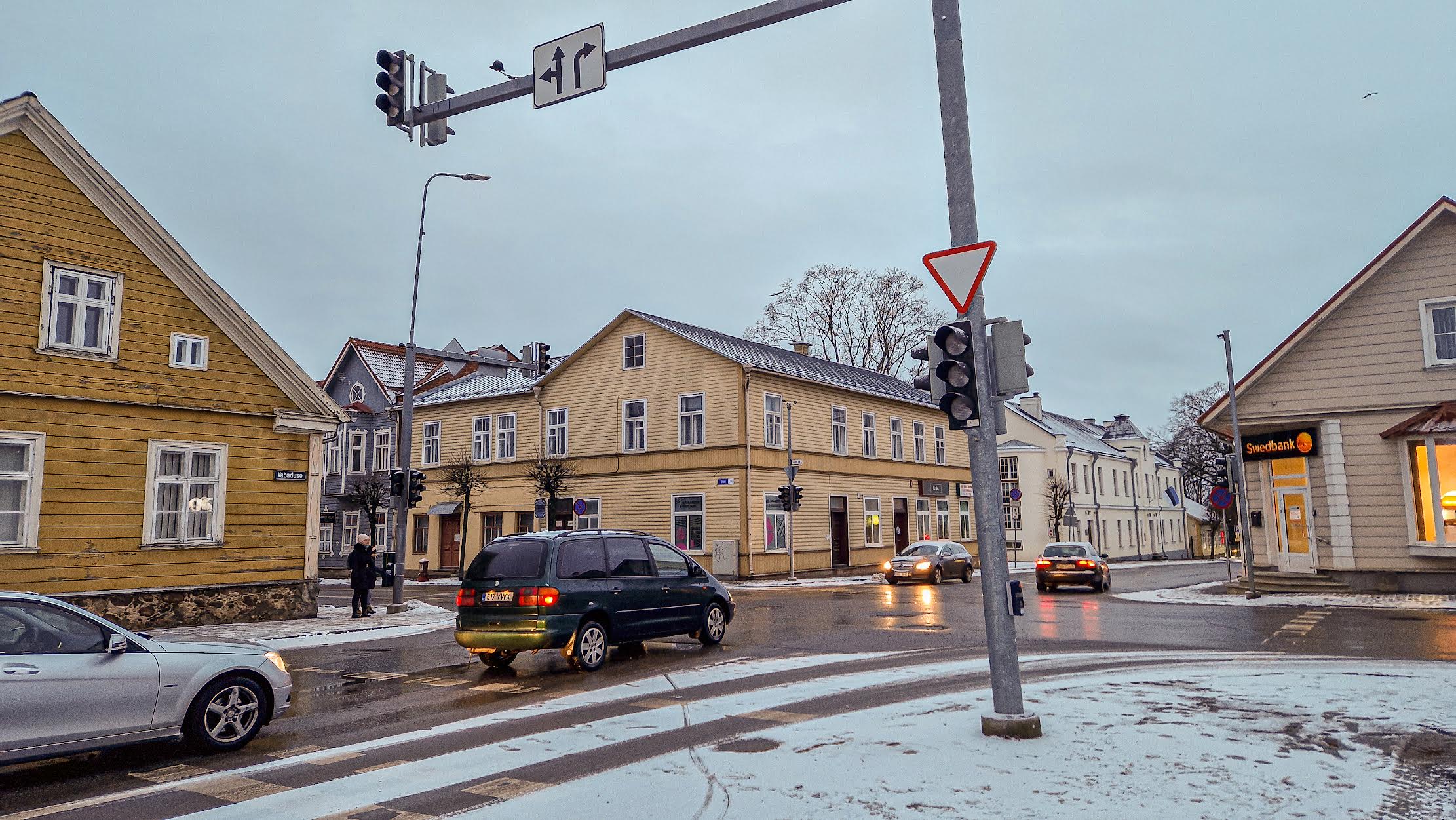 Kui päevasel ajal võib juhtuda, et valgusfooris tuled ei põle, võivad Võru linna elanikud siiski nautida valgustatud  tänavaid öö läbi, igal pool seda luksust aga ette nähtud ei ole. Foto: AIGAR NAGEL