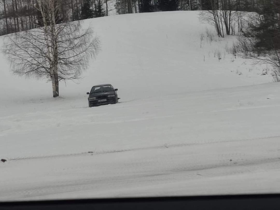 Veebruari alguspäevil oli Antslas Reidle bussipeatuse lähistel  taas teelt eksinud üks sõiduauto, margiks paistab seekord olevat BMW. Fotod: ERAKOGU
