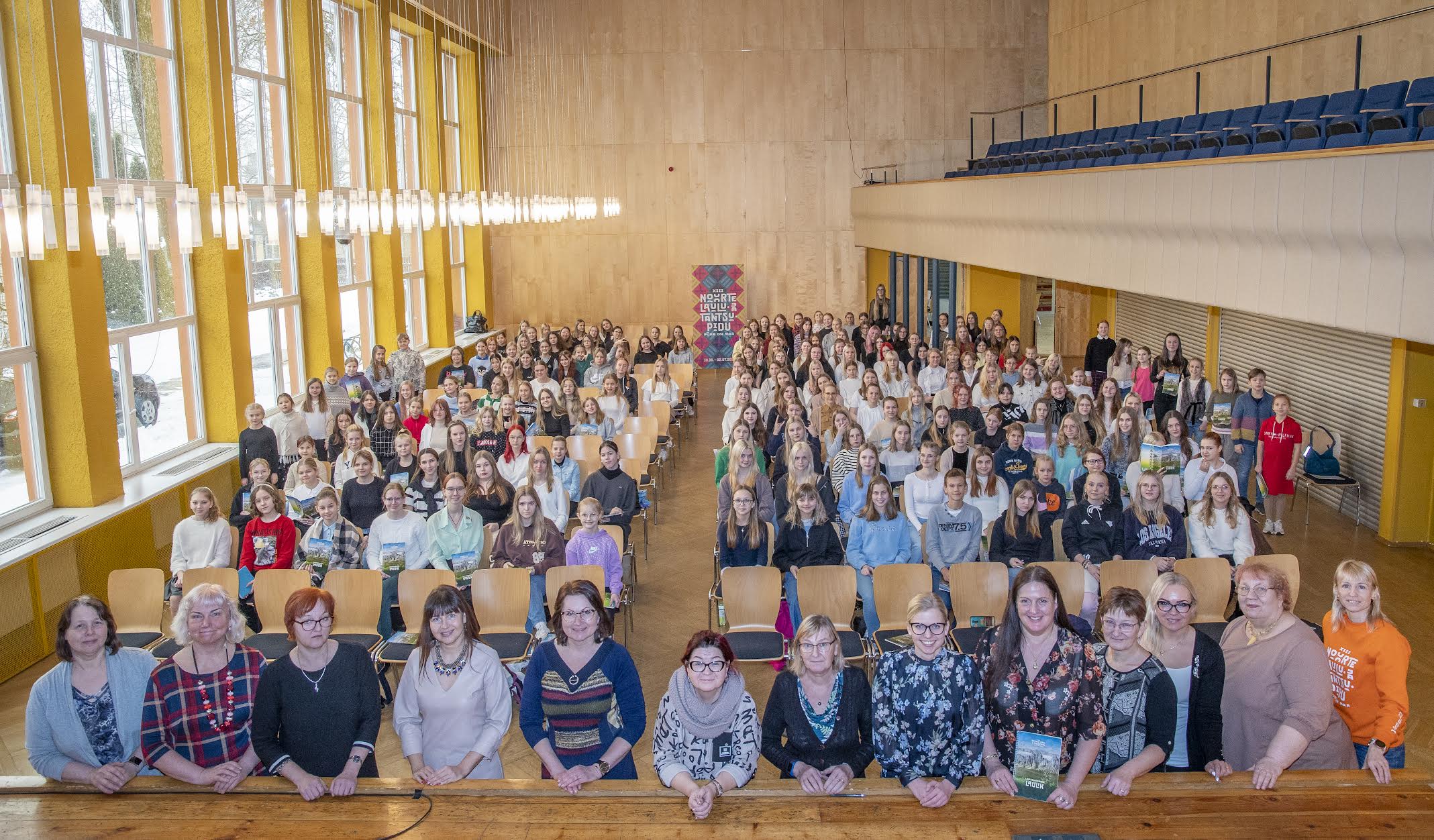 Sel kolmapäeval näitasid Võru Kandles oma lauluoskusi meie lastekoorid, kus lauljate esitust tulid hindama 13. noorte lauluja tantsupeo kunstilise toimkonna liikmed. Esireas (vasakult): Galina Viskar, Piret Rips-Laul, Kersti Juurma, Jane Reiljan,  Maire Nirk, Signe Rõõmus, Endla Kersman, Mai Simson, Vilve Maide, Ive Ruusamäe, Sirli Hellamaa, Erja Arop, Kristi Vals. FOTO: Aigar Nagel