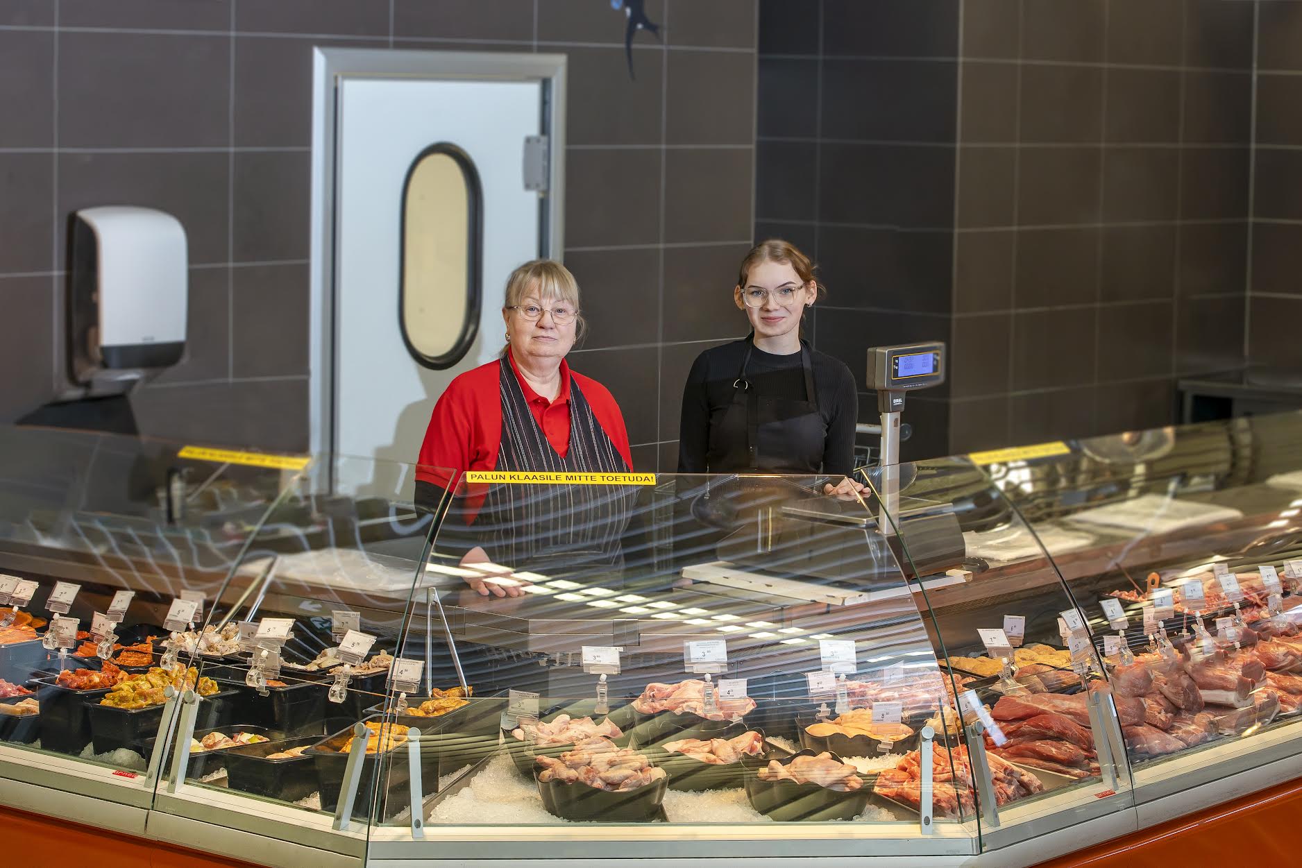 Võrumaa Toidukeskuse lihaletist leiab peekonimaias laia valiku sealiha. Fotol Eevi Kõiveer (vasakul) ja Stella Eliza Viilver. Foto: AIGAR NAGEL