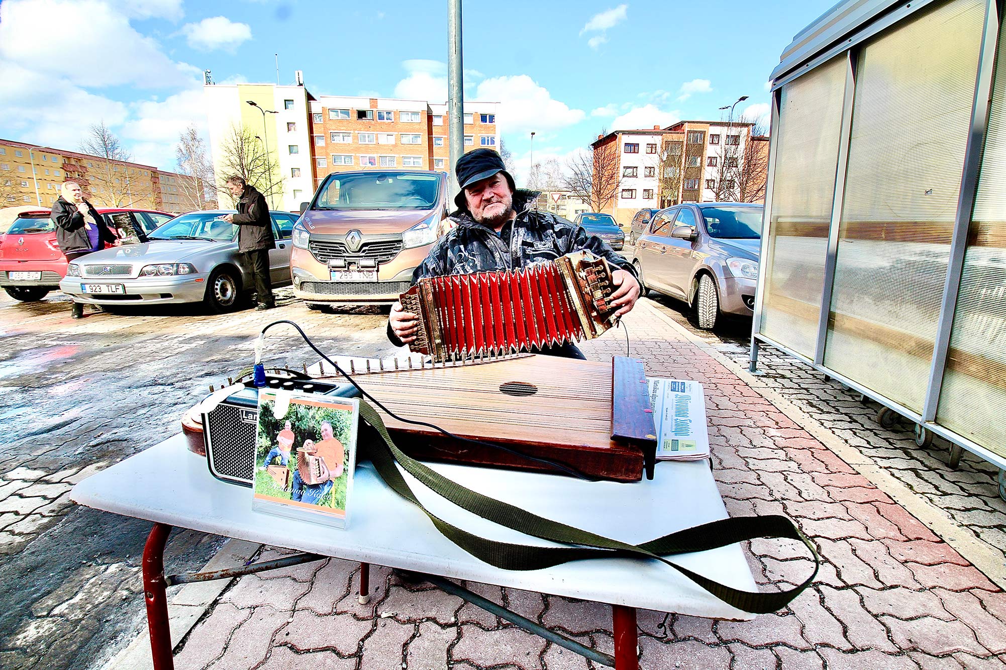 Kalev Hellamaa (63) Võrus Maksimarketi juures mängimas. Pildil on näha ka CD pillimehe lugudega. Foto: KALEV ANNOM