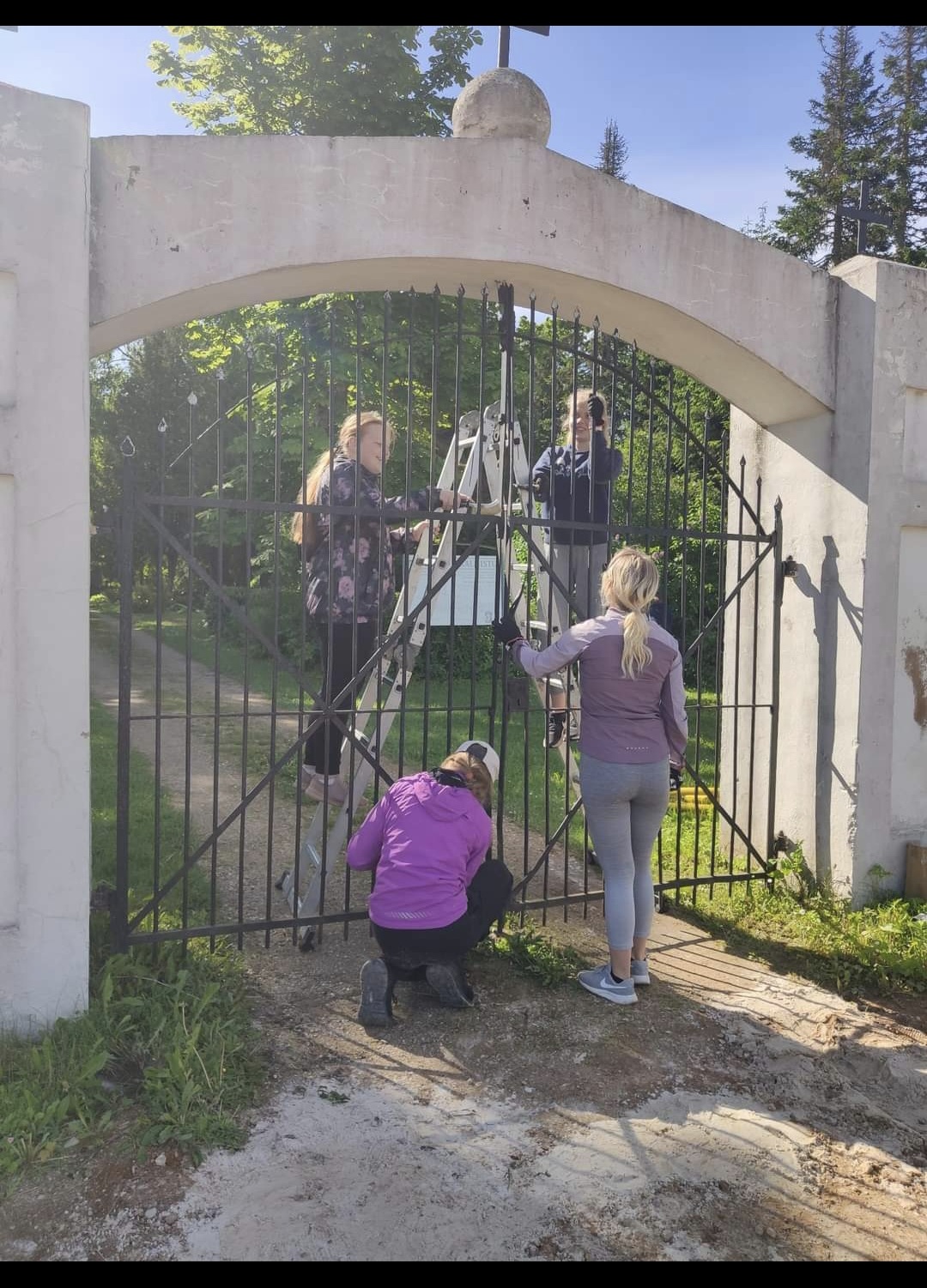 Möödunud aastal lasi Antsla õpilasmalevas töökätel välkuda 14 kohalikku noort. Nende ülesanneteks oli rohimine, kõplamine ja Urvaste kalmistul korrastustööde tegemine. Fotod: EERIKA LÄÄTS/ANTSLA VALD