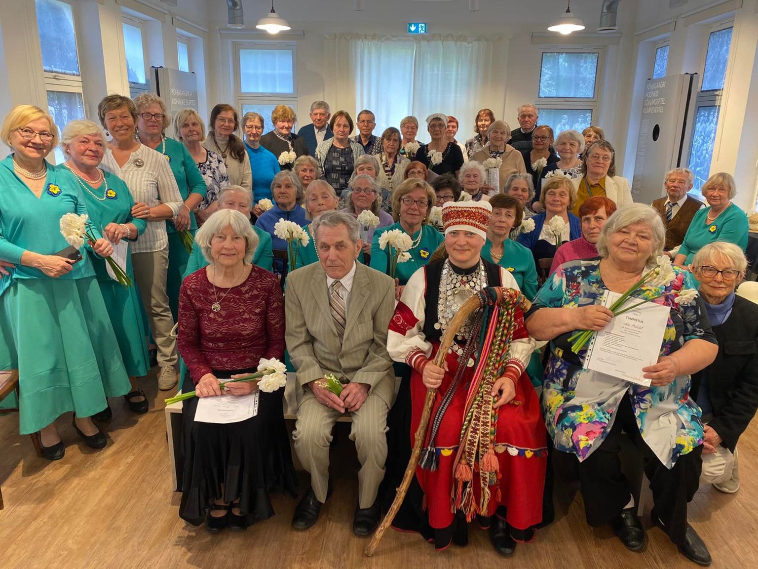 Möödunud aasta maikuu lõpus  sai Värskas Reegi majas oma  lõputunnistused kätte Setomaa  eakate ülikooli esimene lend,  kokku 52 tragi õppurit.  Foto: SETOMAA HARIDUSSELTS