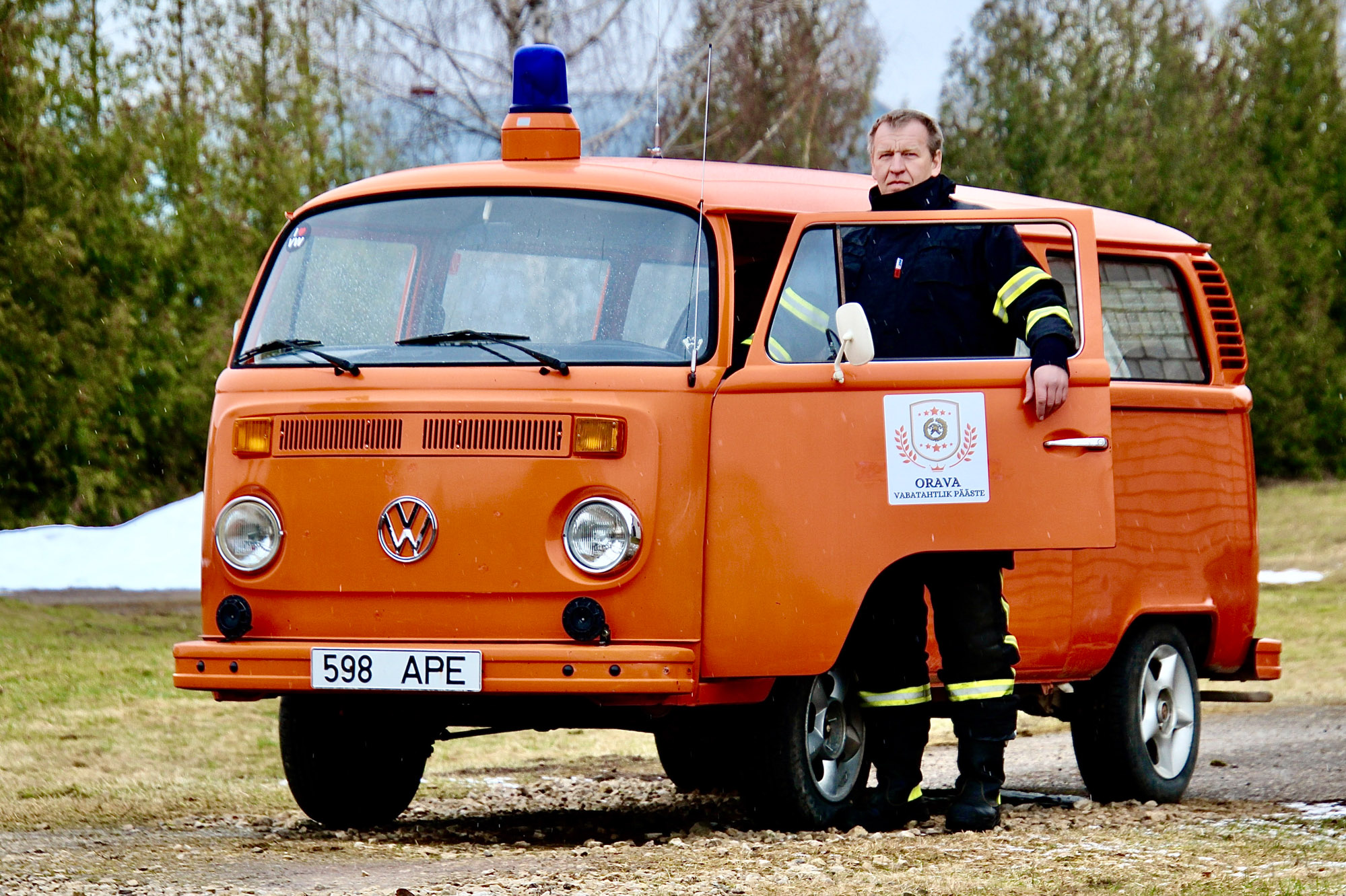 Orava vabatahtlike päästjate vilkur Volkswagen ja Esper Ilm. FOTOD: KALEV ANNOM, ERAKOGU