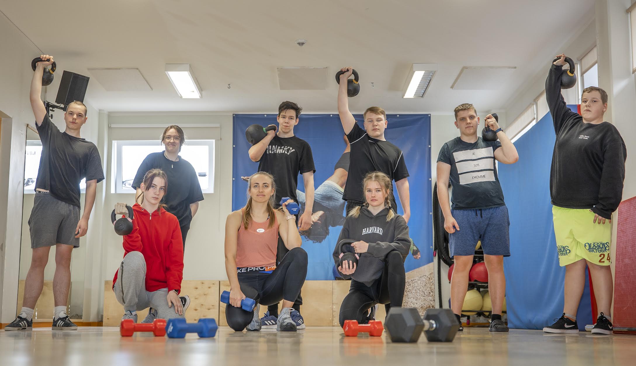 Reedesel Liikumisfestivalil juhendas jõusaalitreeningut vilistlane Sigrid Laan. Fotol tagareas vasakult Andres Viling, Anna Ago, Mart Kukk, Markus Mark,  Rasmus Pettai, Kuldar Lang. Esireas vasakult Anett Raat, Sigrid Laan ja Mirjam Hirvesoo. Foto: AIGAR NAGEL