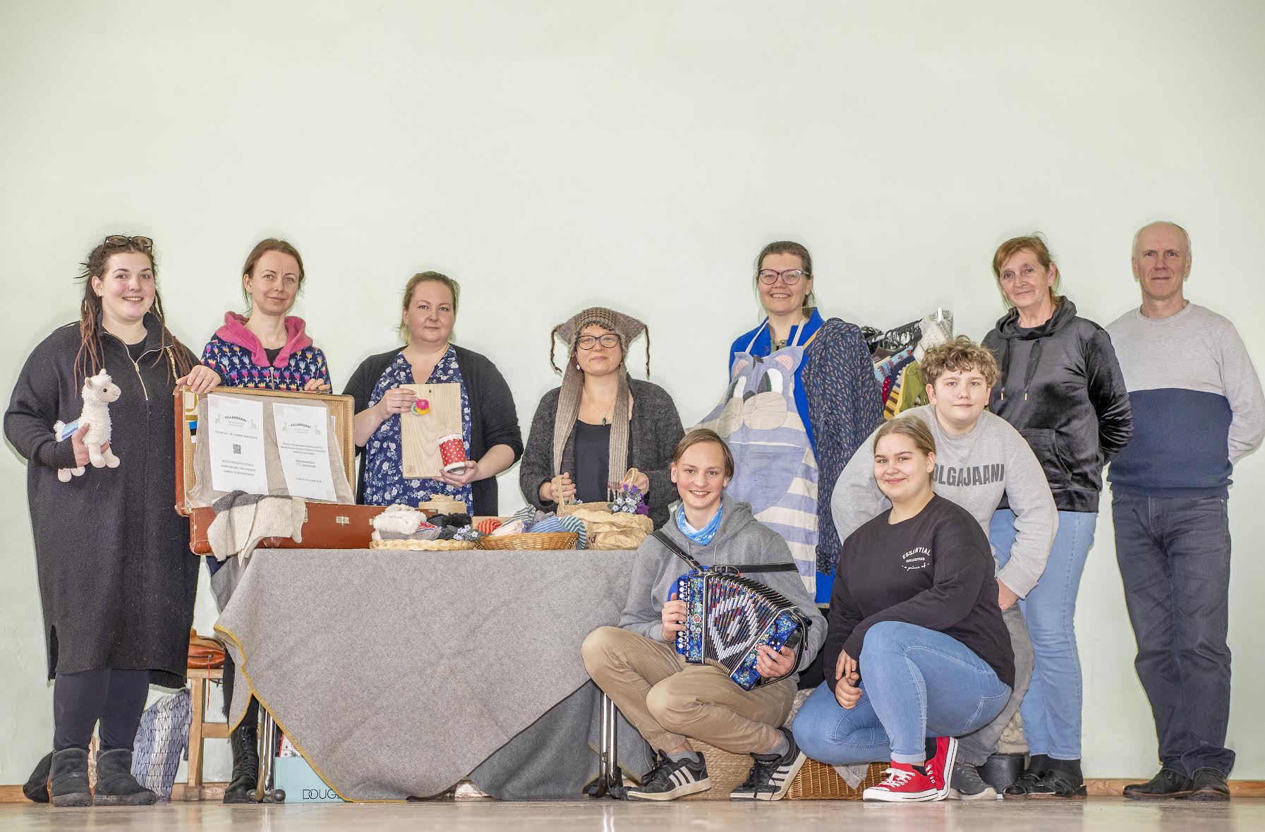 Märtsikuu viimasel päeval said Meremäe koolis kokku kolm olulist üritust. Fotol vasakult Villakraami eestvedaja Talvi Põldma, kogukonna liige Jana  Huul, Maris Kõressaar, näituse kuraator Edina Csüllög, Gerd Palok, Kati Taal, Pilleriin Palok, Ako Raal, 9. klassi klassijuhataja Evi Kambrimäe ja Rein Tarros. FOTO: Aigar Nagel