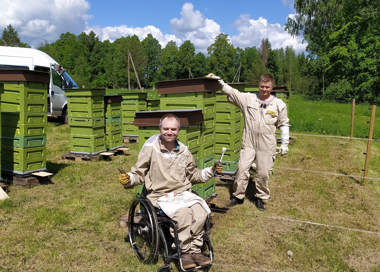 Hummulis toimetav mesinik Siim Saavaste kinnitab, et temal ja paarimees Eston Loosil mõlemal praegu kindlasti veel silmad säravad ja huvi mesinduse vastu jätkub. Foto: SAAVASTE & LOOS MESILA