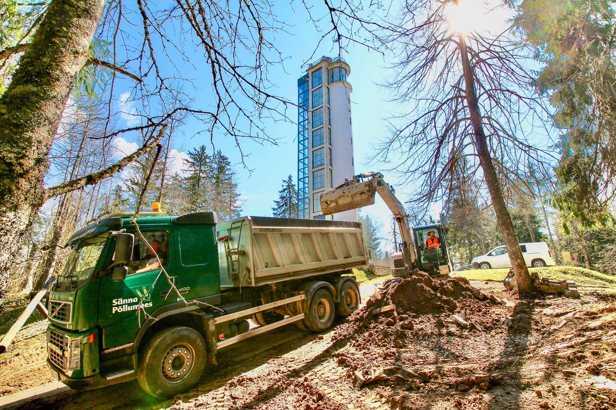 Tööde käik Suurel Munamäel 25. aprillil.  Kobela firma Sän&Män veokiga veab Vladimir Beljajev eest ära invalifti aluse ehitamisel väljakaevatud pinnast. Foto: KALEV ANNOM