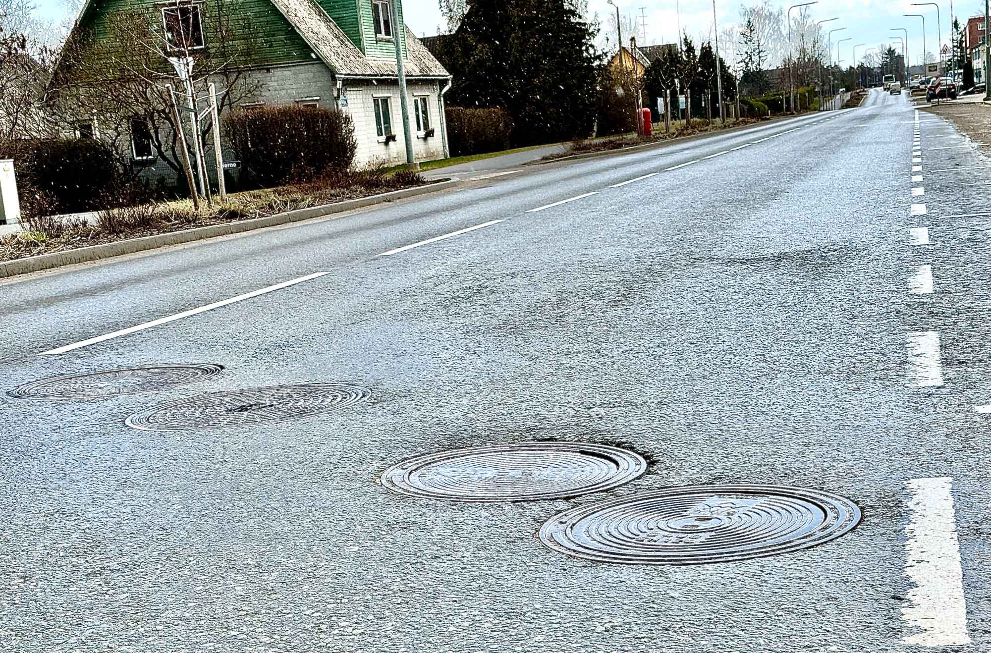 Vilja 8a juures on diagonaalselt üle sõidurea neli kaevukaant, millest üks  (paremalt teine) teeb metalselt terava ja häiriva paugu, kui raskem auto sellest üle sõidab. Fotod ja video: KALEV ANNO