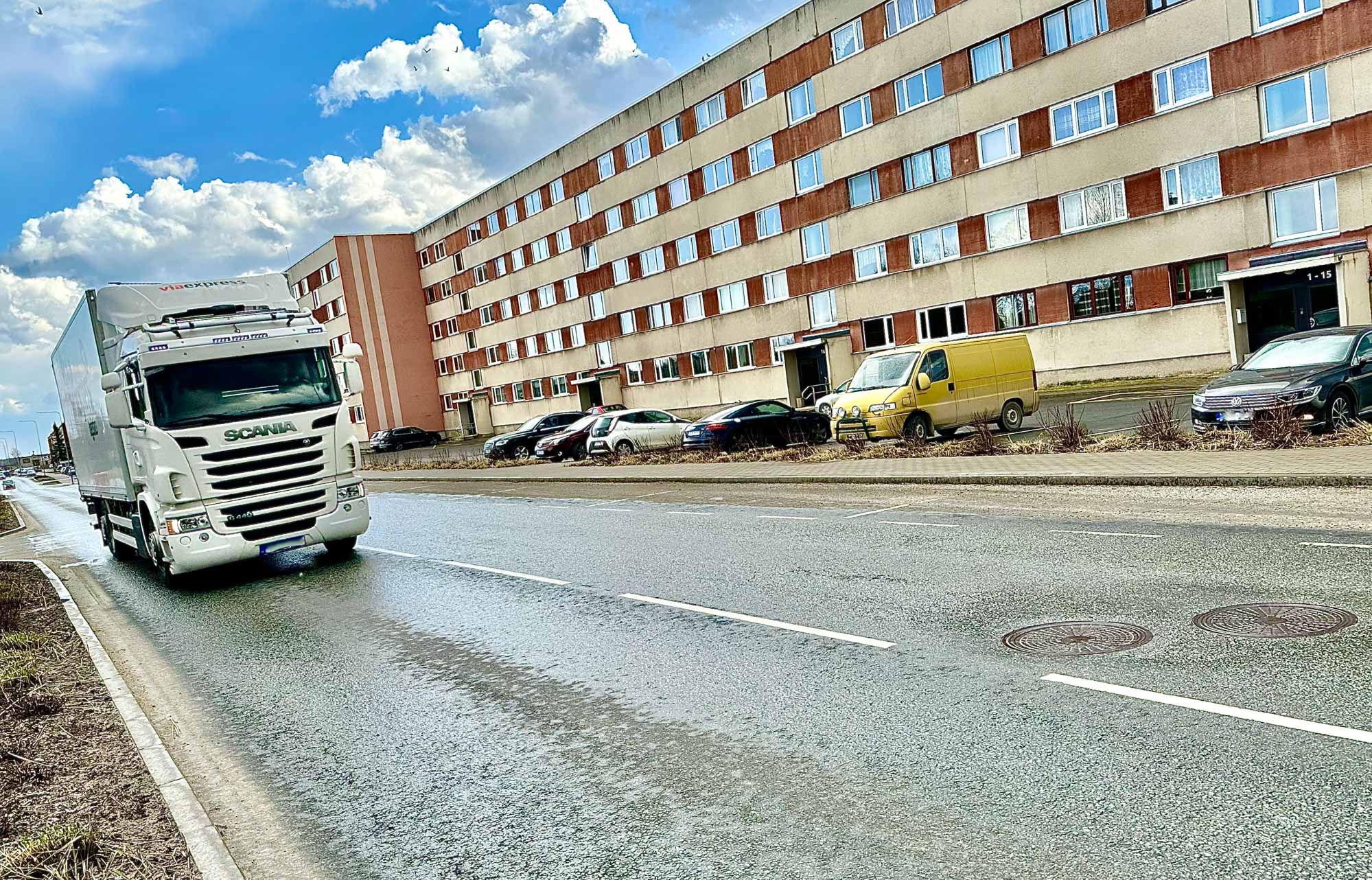 Vilja tänava elanikud leiavad, et raskeveokid lõhuvad  ilusa tänava ära. FOTOD: Kalev Annom