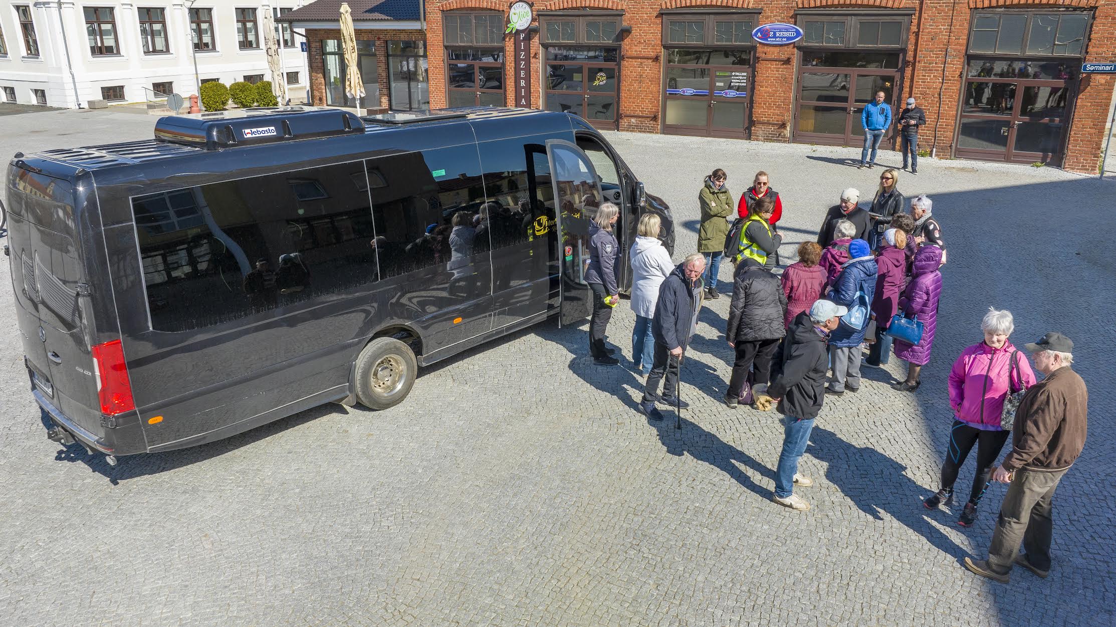 Merling Reiside buss peatus neljapäeva keskpäeval  Võru linna keskväljakul, et evakueerida 16 inimest  ohutusse paika. FOTOD: Aigar Nagel