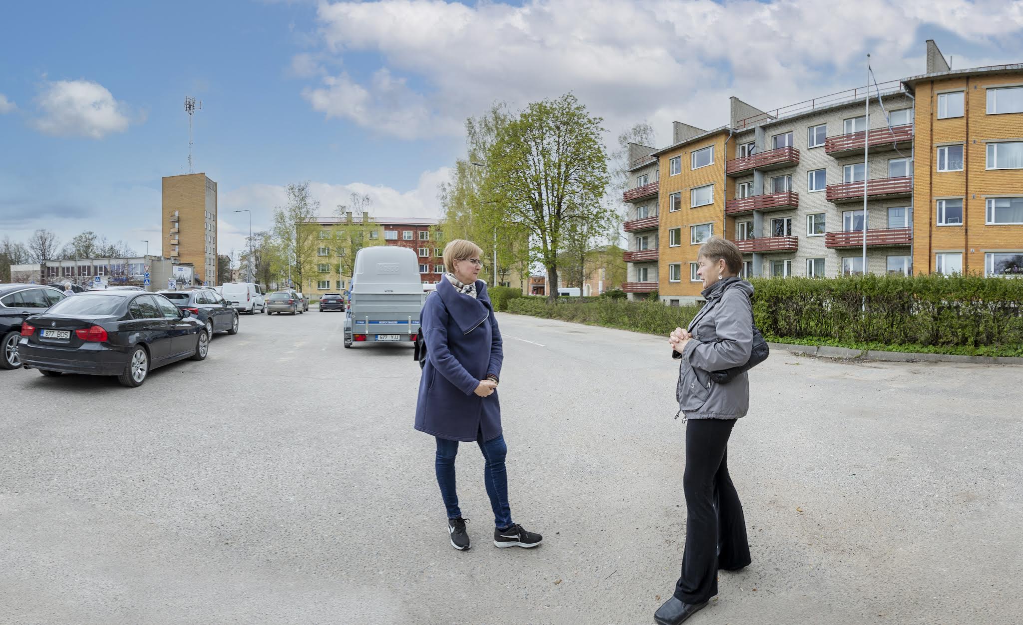 Vaba-Sõltumatu Noorte Kolonn Nr 1 asutajaliikmed Kaja Tullus (paremal) ja Heli  Kirch 1. mail 2023. a kell 13 Vabaduse väljakul.  Foto: AIGAR NAGEL