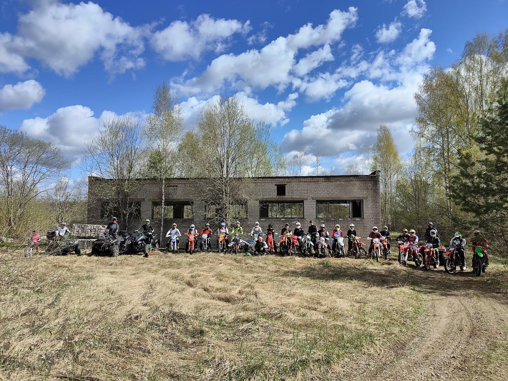 Juubelipeole eelnes sünnipäevasõit metsas, millest võttis osa üle 20 sõitja. Foto: BIRGIT PETTAI