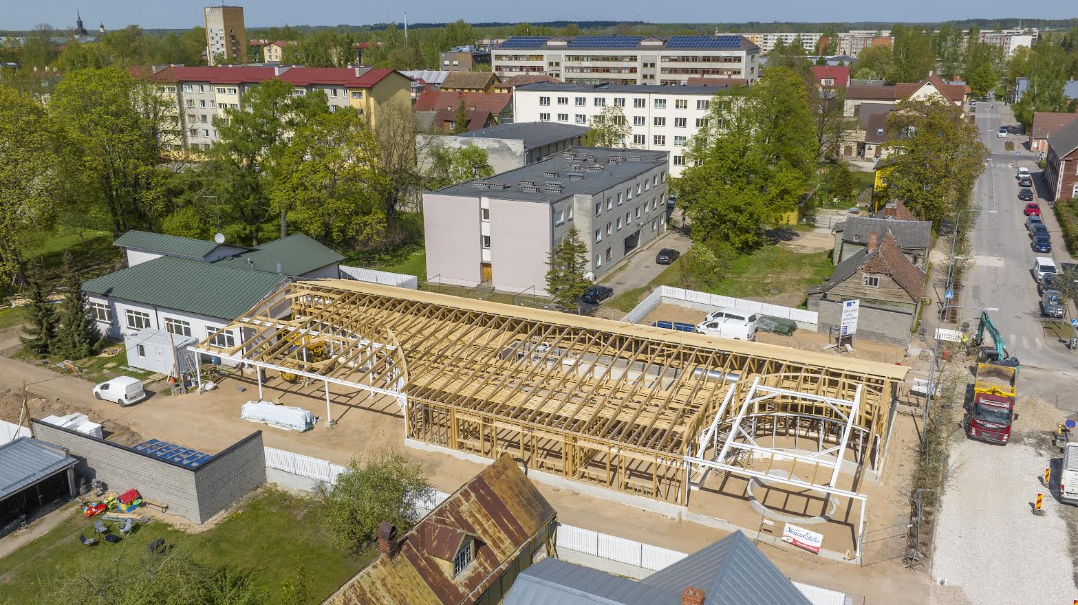 Järve kooli katuselt toodi alla sarikapärg FOTO: Aigar Nagel
