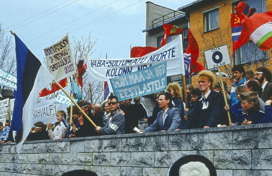 Vaba-Sõltumatu Noorte Kolonn Nr 1  1. mail 1988. aastal kell 13 Punaste  Küttide väljakul. Fotod: MATI PAKLER