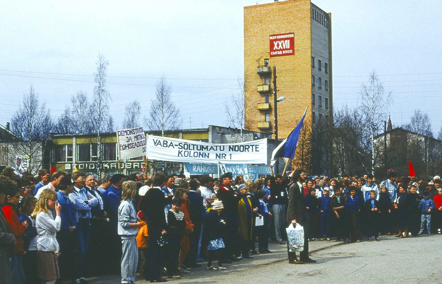 Vaba-Sõltumatu Noorte Kolonn Nr 1  1. mail 1988. aastal kell 13 Punaste  Küttide väljakul. Fotod: MATI PAKLER