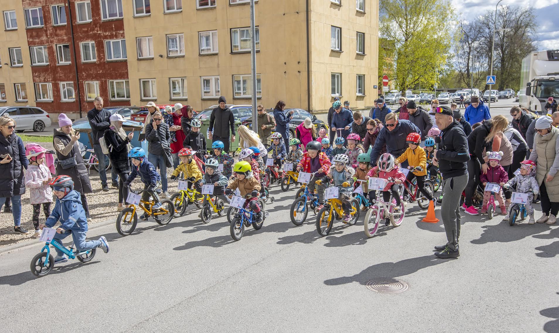 11. jalgrattapäev tõi Kesklinna parki umbes 400 huvilist. Lastesõitudele startis Lembitu tänaval 130 last. Fotol stardis pisemad rattahuvilised. FOTOD: Aigar Nagel