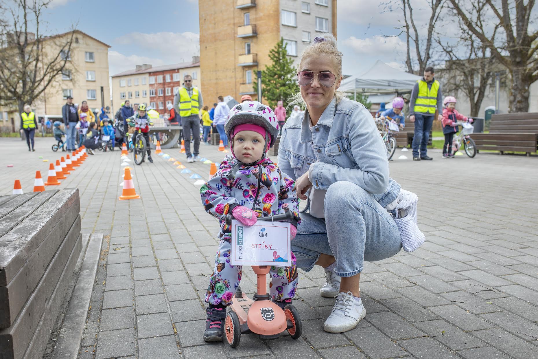 Merilin Kurg oli traditsioonilisel rattapäeval juba vähemalt viiendat korda. Fotol sõbranna tütre Steisyga. Fotod: AIGAR NAGEL