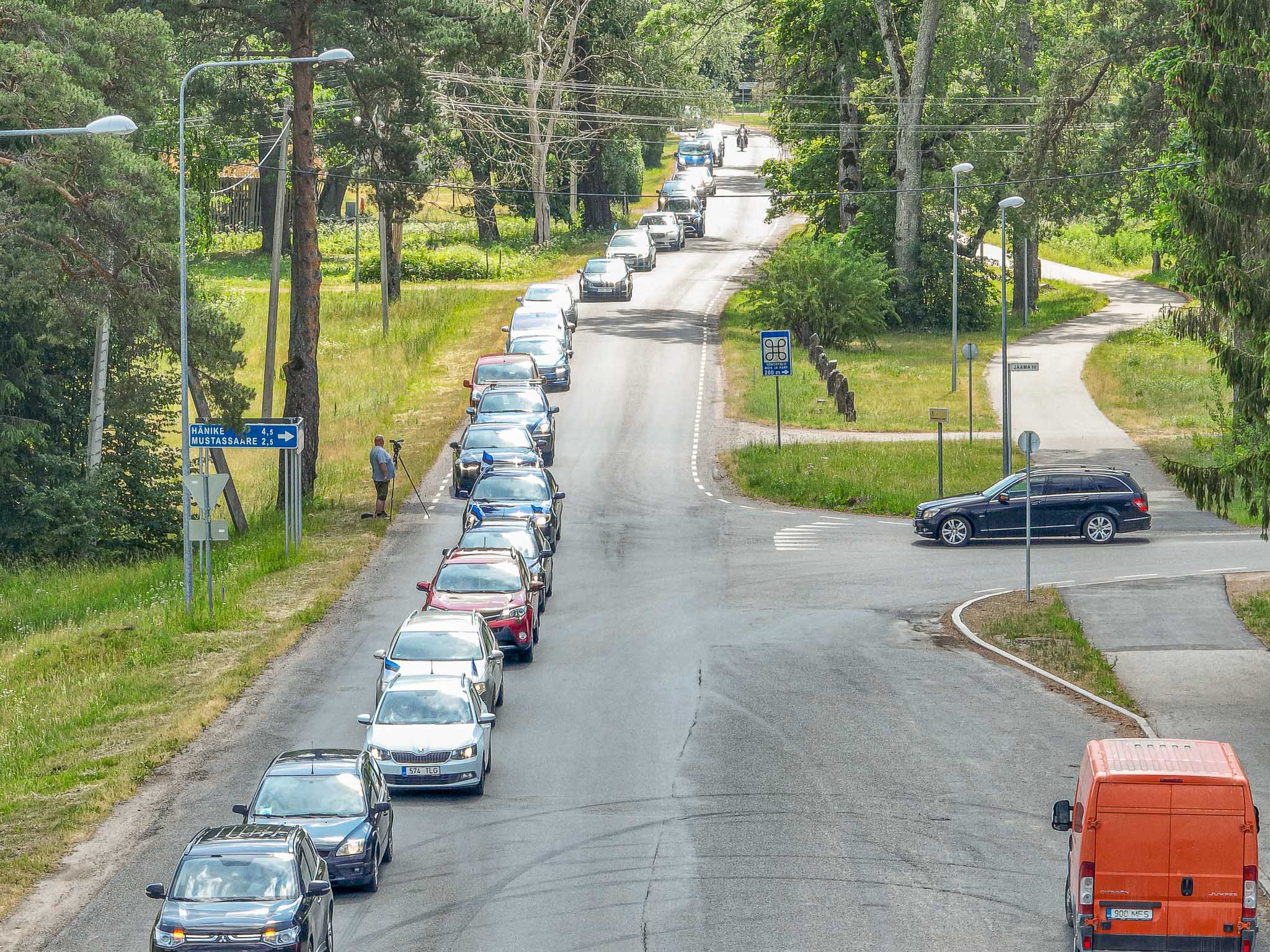 23. juunil sõideti autorongiga Nursist Lükka mälestusmärgi juurest Sõmerpalu kaupuseni. FOTOD: Aigar Nagel