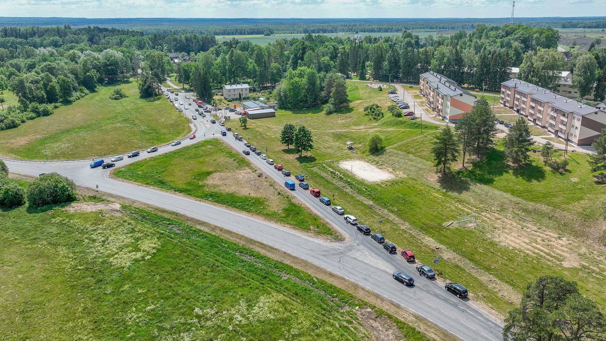 23. juunil sõideti autorongiga Nursist Lükka mälestusmärgi juurest Sõmerpalu kaupuseni. FOTOD: Aigar Nagel