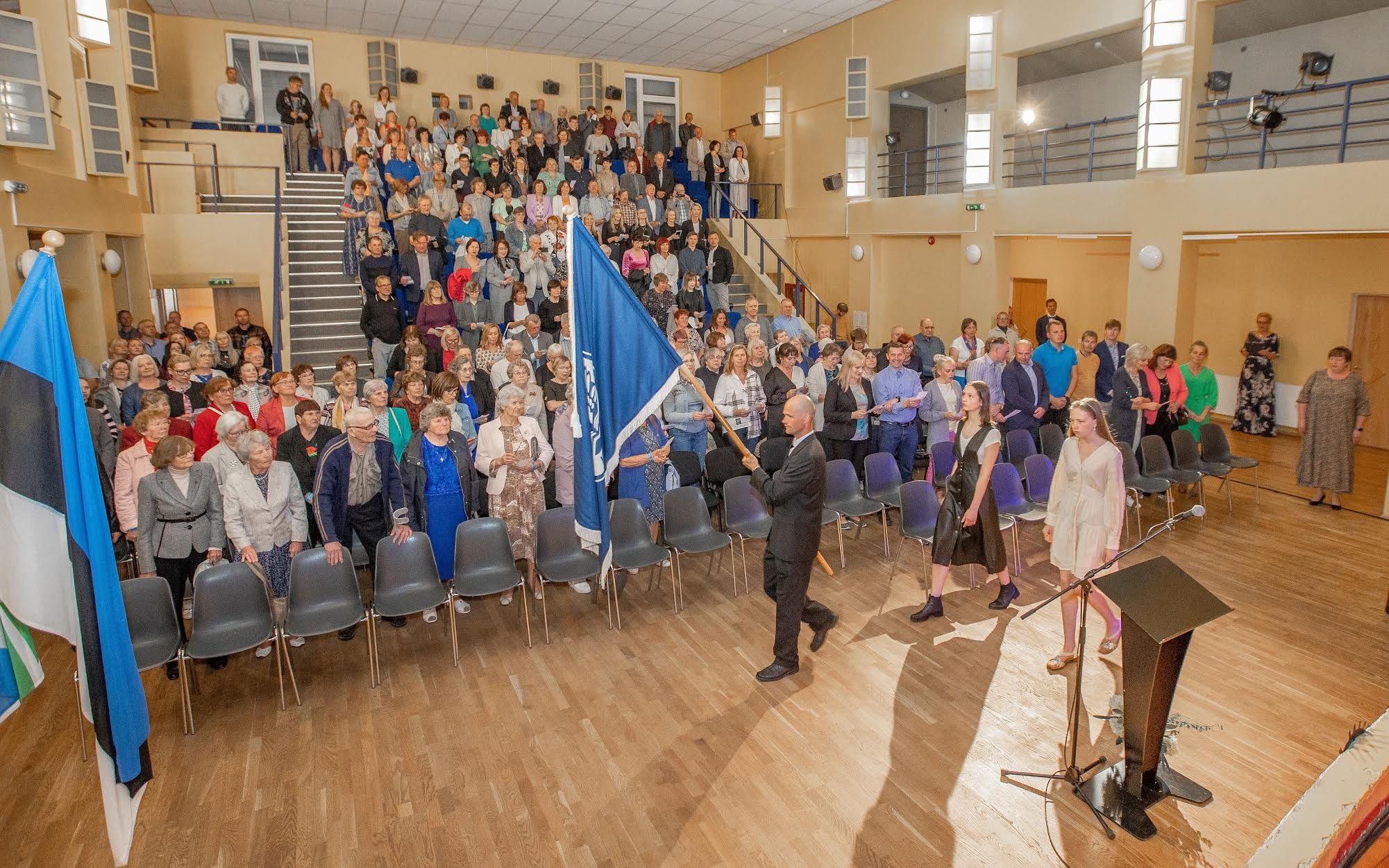 Varstu hariduselu 160. aastapäeva aktusel kandsid kooli lipu saali 47. lennu vilistlane Margus Mikson, tänavune lõpetaja Laura  Kirke Bertel Pertel ja 7. klassi õpilane Annika Kink. Foto: AIGAR NAGEL