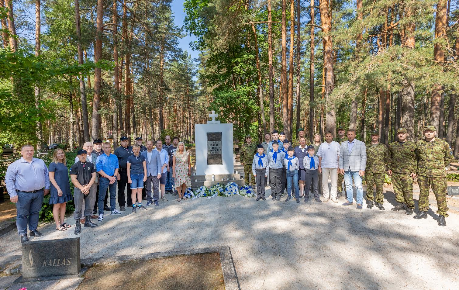 23. juuni hommikul kell 10 koguneti Võru linnakalmistul asuva mälestusmärgi juurde, et hoida Vabadussõjas langenute mälestust au sees. Foto: AIGAR NAGEL 